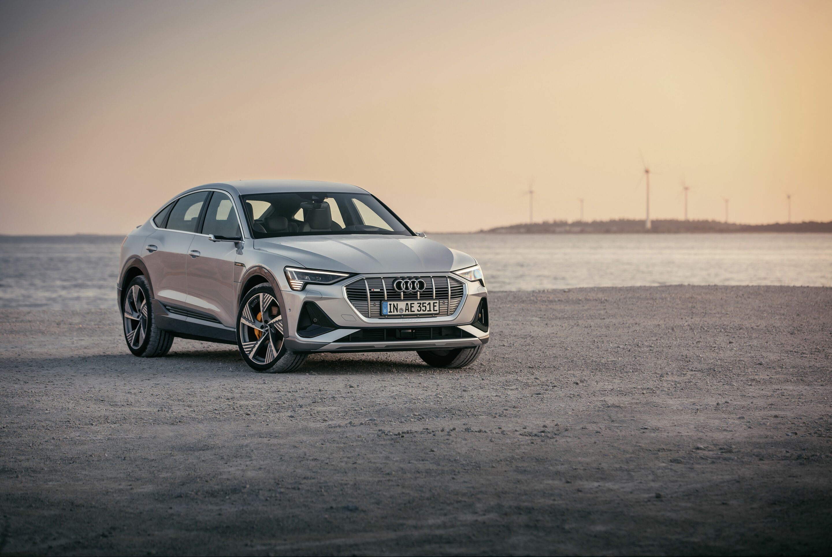 Audi e-tron Sportback 55 quattro - Standaufnahme,
Farbe: Florettsilber
„Das abgebildete Fahrzeug zeigt Sonderausstattungen gegen Mehrpreis. Einzelne Ausstattungen werden erst zu einem späteren Zeitpunkt verfügbar sein.“