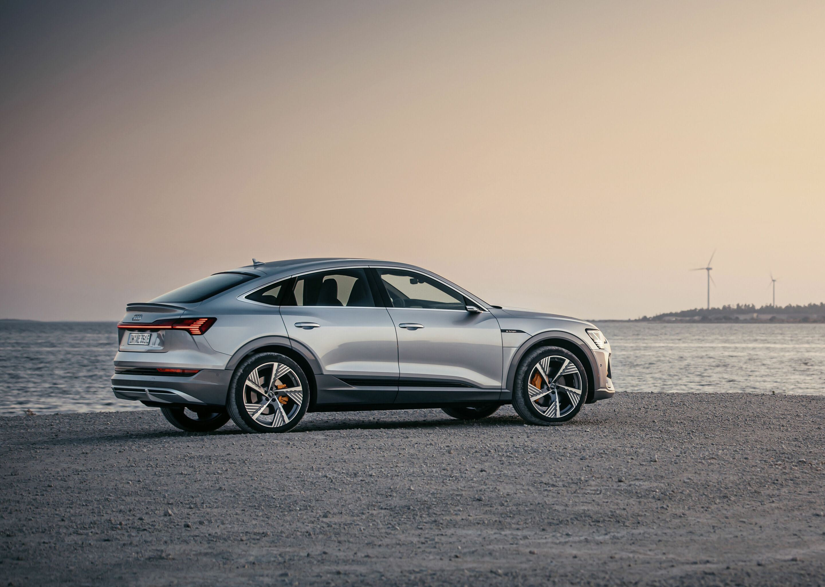 Audi e-tron Sportback 55 quattro - Standaufnahme,
Farbe: Florettsilber
„Das abgebildete Fahrzeug zeigt Sonderausstattungen gegen Mehrpreis. Einzelne Ausstattungen werden erst zu einem späteren Zeitpunkt verfügbar sein.“