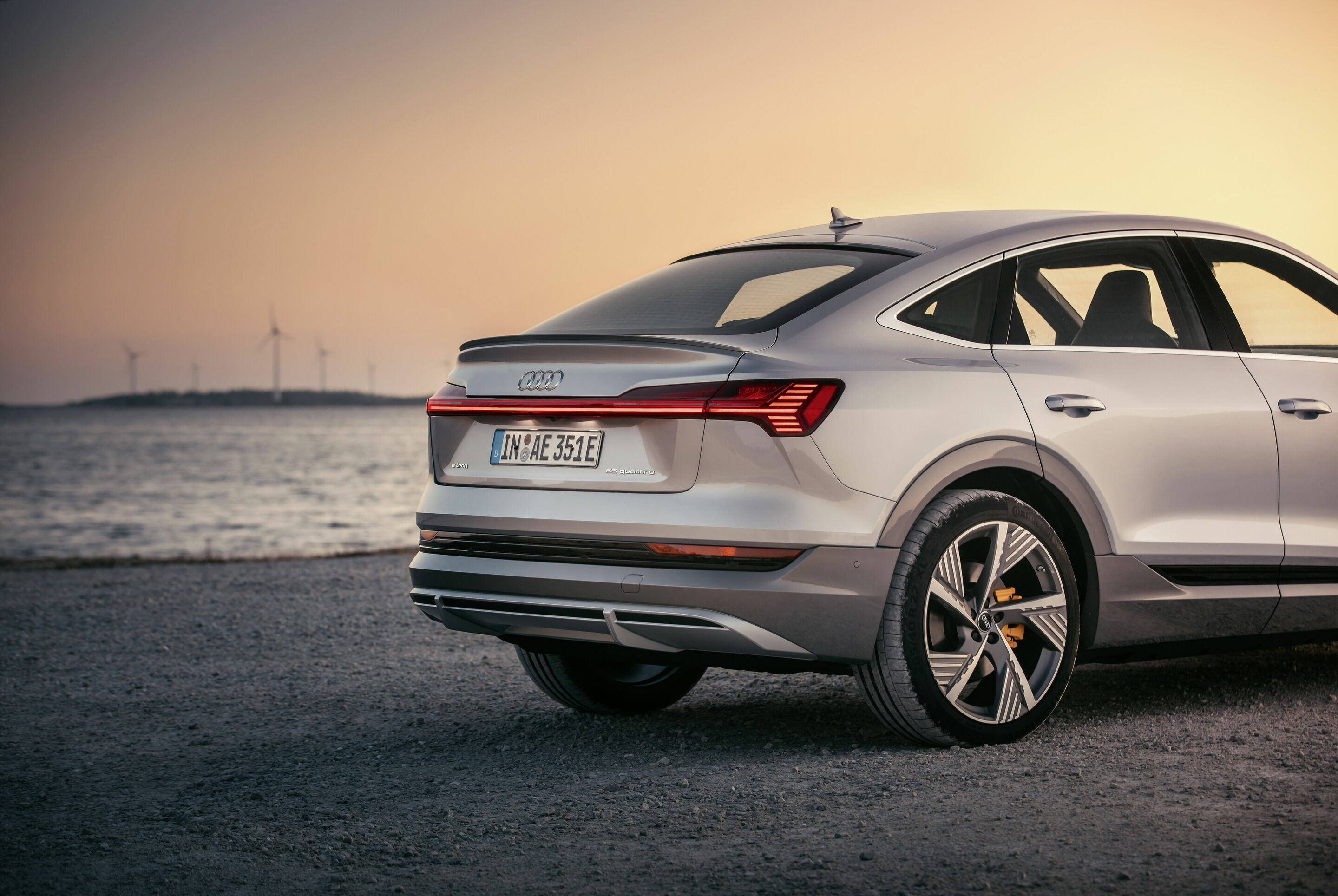 Audi e-tron Sportback 55 quattro - Standaufnahme,
Farbe: Florettsilber
„Das abgebildete Fahrzeug zeigt Sonderausstattungen gegen Mehrpreis. Einzelne Ausstattungen werden erst zu einem späteren Zeitpunkt verfügbar sein.“
