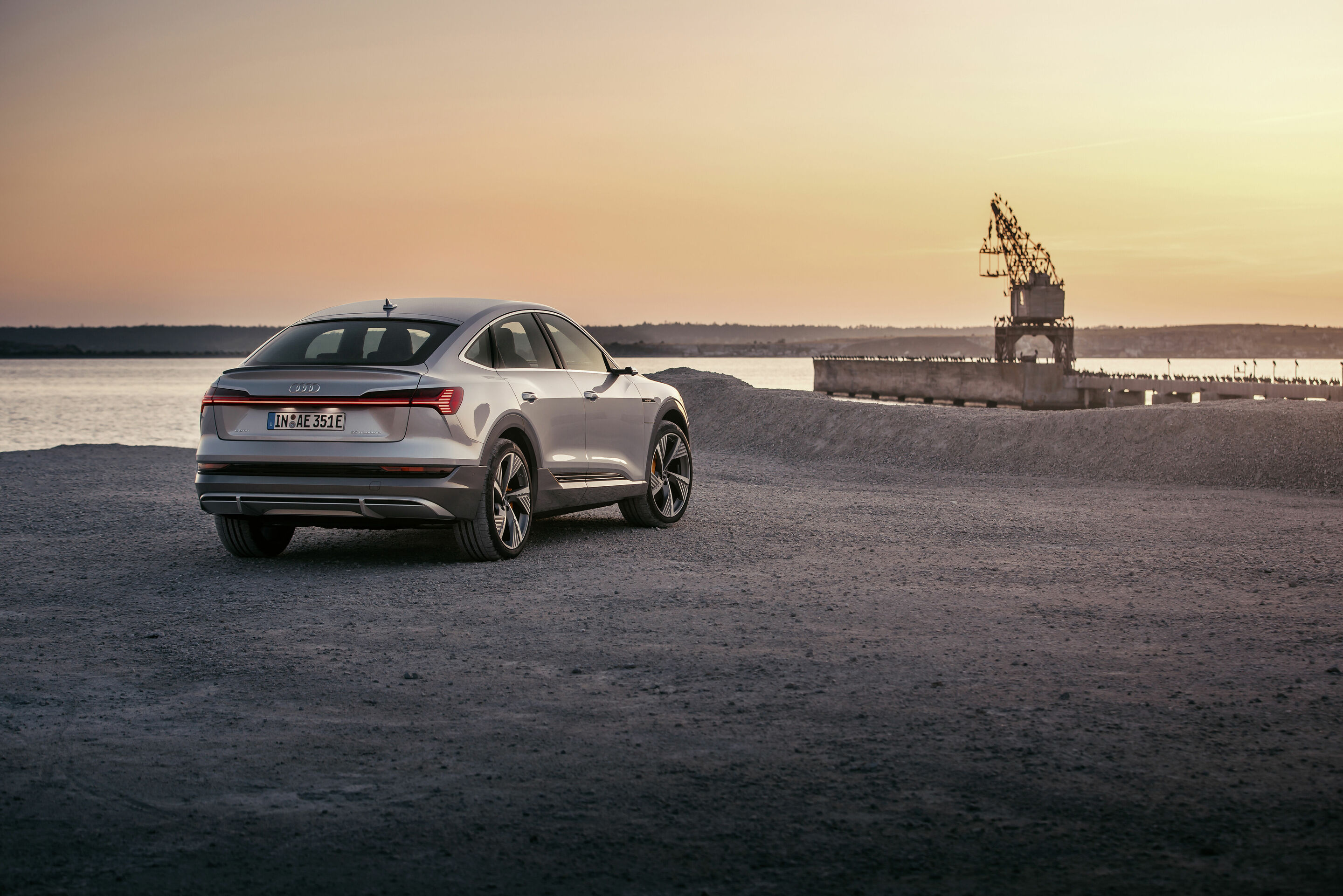Audi e-tron Sportback 55 quattro - Standaufnahme,
Farbe: Florettsilber
„Das abgebildete Fahrzeug zeigt Sonderausstattungen gegen Mehrpreis. Einzelne Ausstattungen werden erst zu einem späteren Zeitpunkt verfügbar sein.“