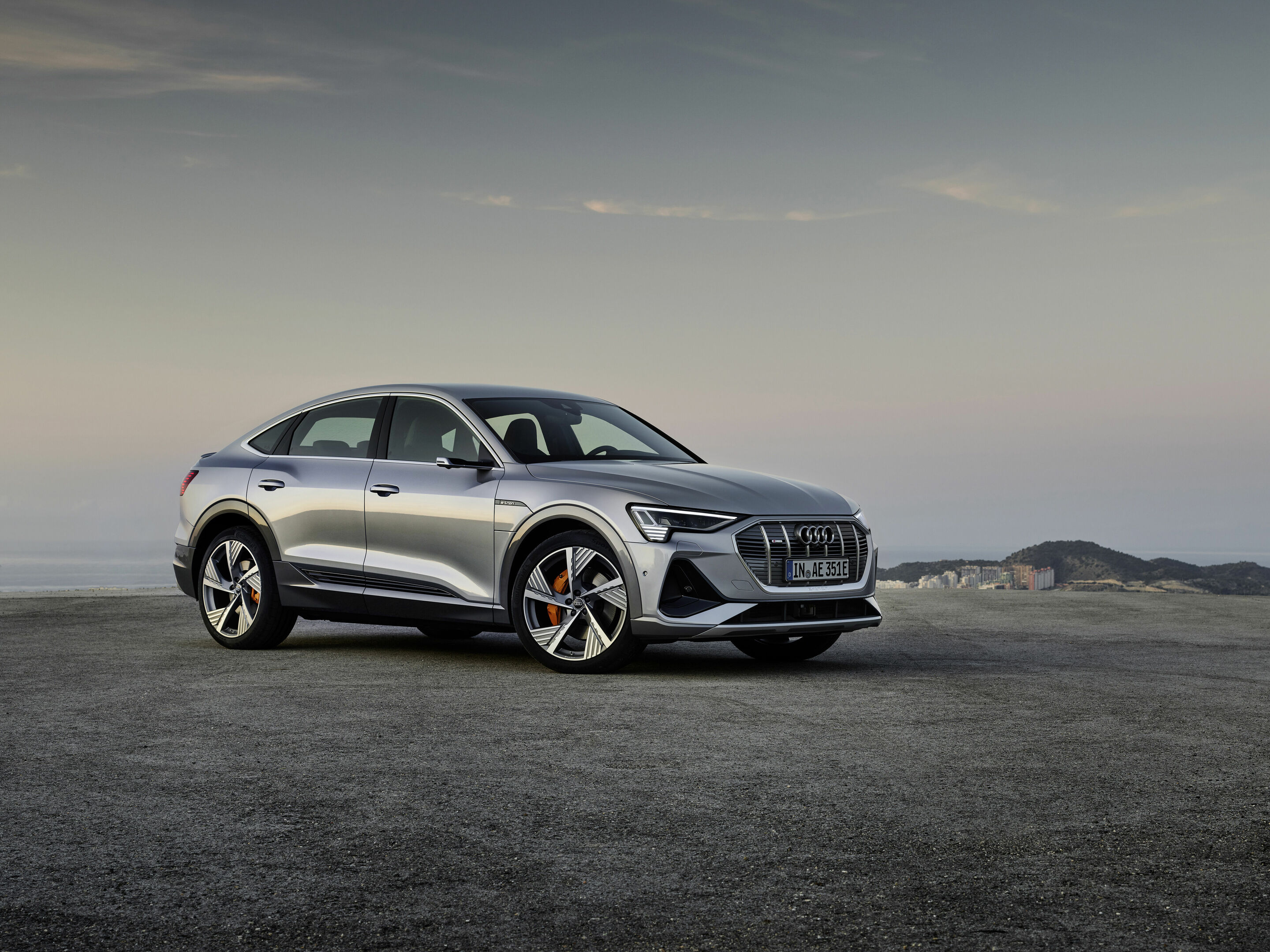 Audi e-tron Sportback 55 quattro - Static photo,
Colour: Florett Silver
„The displayed vehicle shows optional equipment at extra charge. Individual equipment will be available at a later date.”