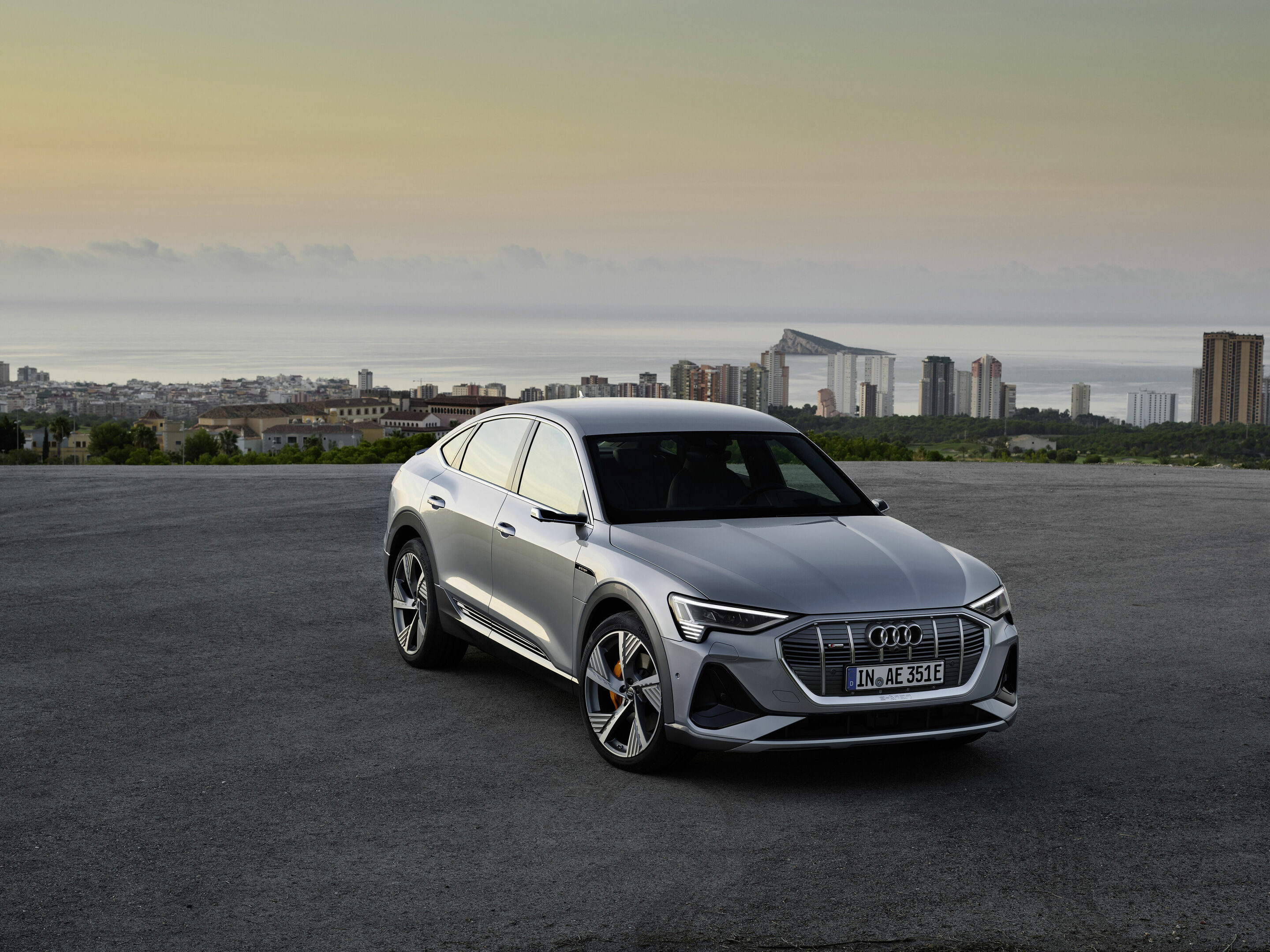 Audi e-tron Sportback 55 quattro - Standaufnahme,
Farbe: Florettsilber
„Das abgebildete Fahrzeug zeigt Sonderausstattungen gegen Mehrpreis. Einzelne Ausstattungen werden erst zu einem späteren Zeitpunkt verfügbar sein.“