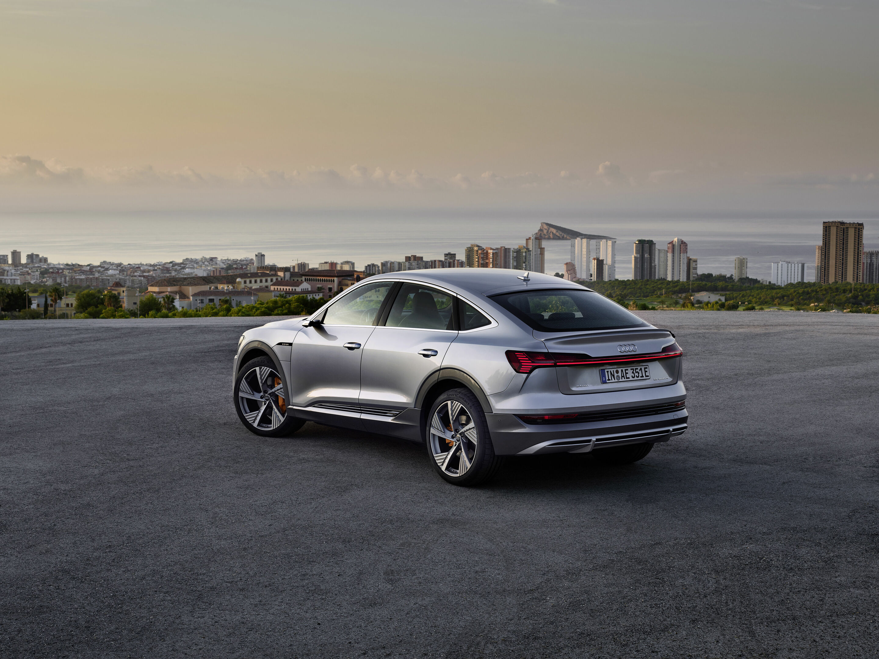 Audi e-tron Sportback 55 quattro - Static photo,
Colour: Florett Silver
„The displayed vehicle shows optional equipment at extra charge. Individual equipment will be available at a later date.”