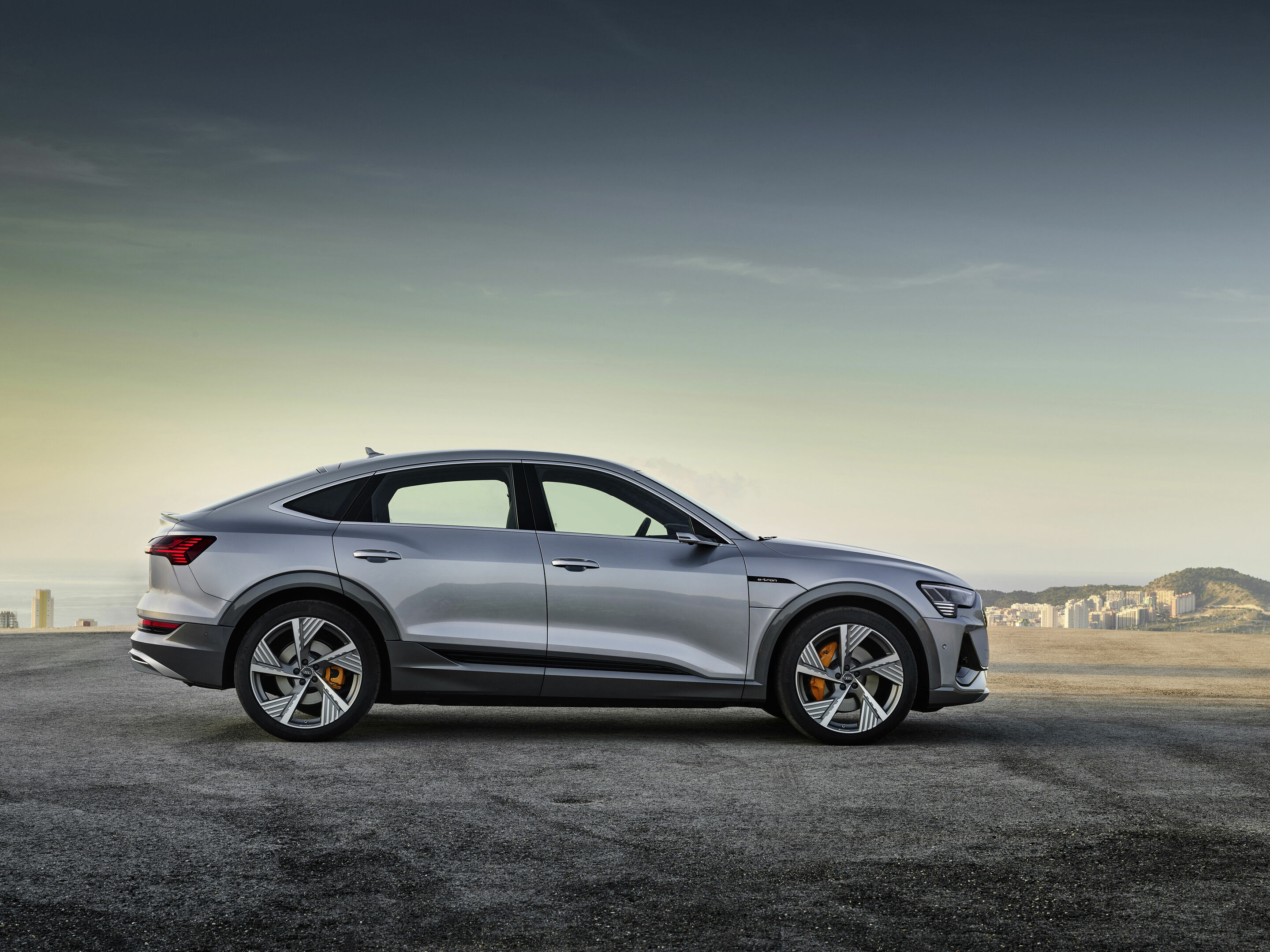 Audi e-tron Sportback 55 quattro - Standaufnahme,
Farbe: Florettsilber
„Das abgebildete Fahrzeug zeigt Sonderausstattungen gegen Mehrpreis. Einzelne Ausstattungen werden erst zu einem späteren Zeitpunkt verfügbar sein.“