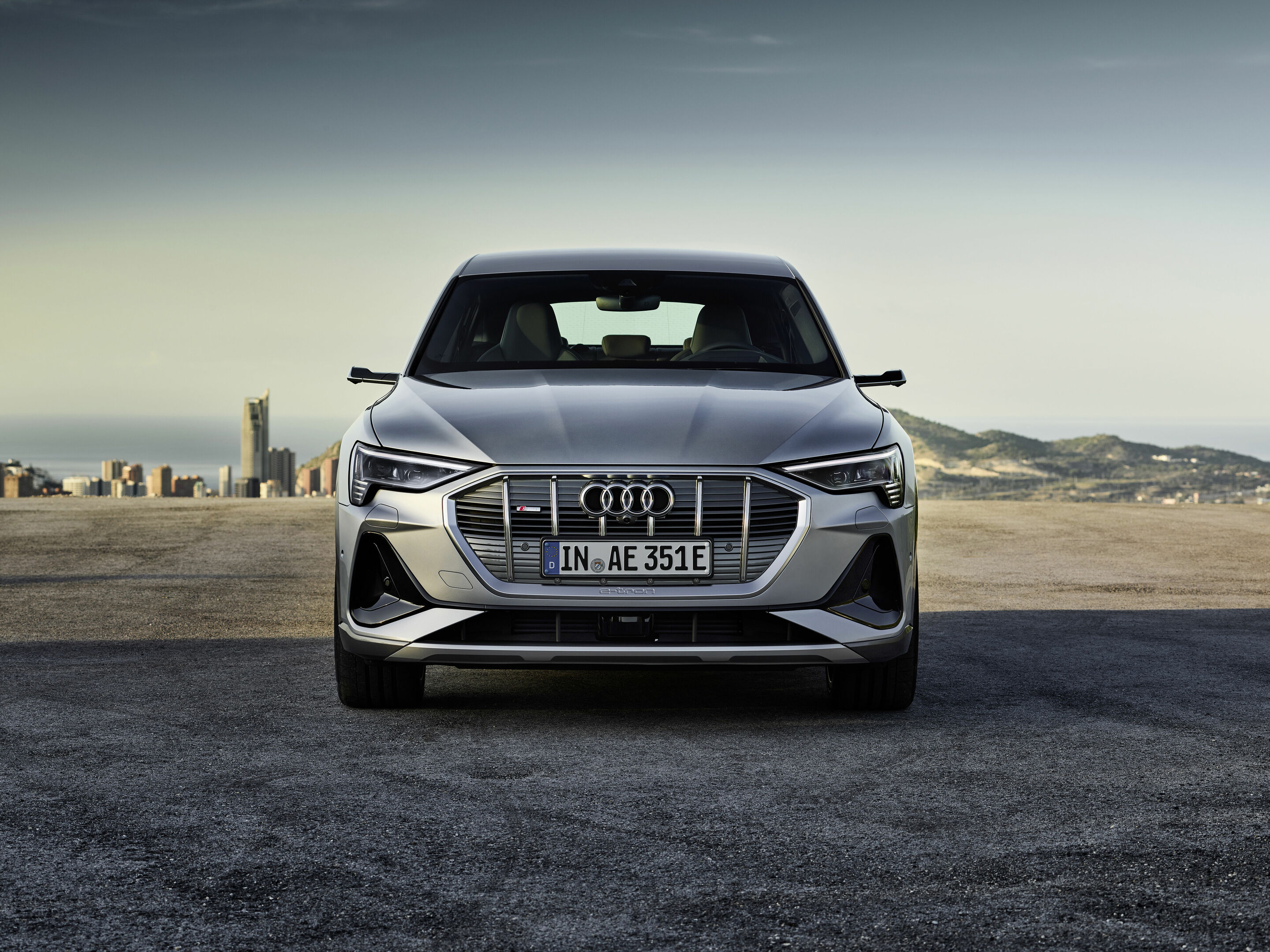 Audi e-tron Sportback 55 quattro - Standaufnahme,
Farbe: Florettsilber
„Das abgebildete Fahrzeug zeigt Sonderausstattungen gegen Mehrpreis. Einzelne Ausstattungen werden erst zu einem späteren Zeitpunkt verfügbar sein.“