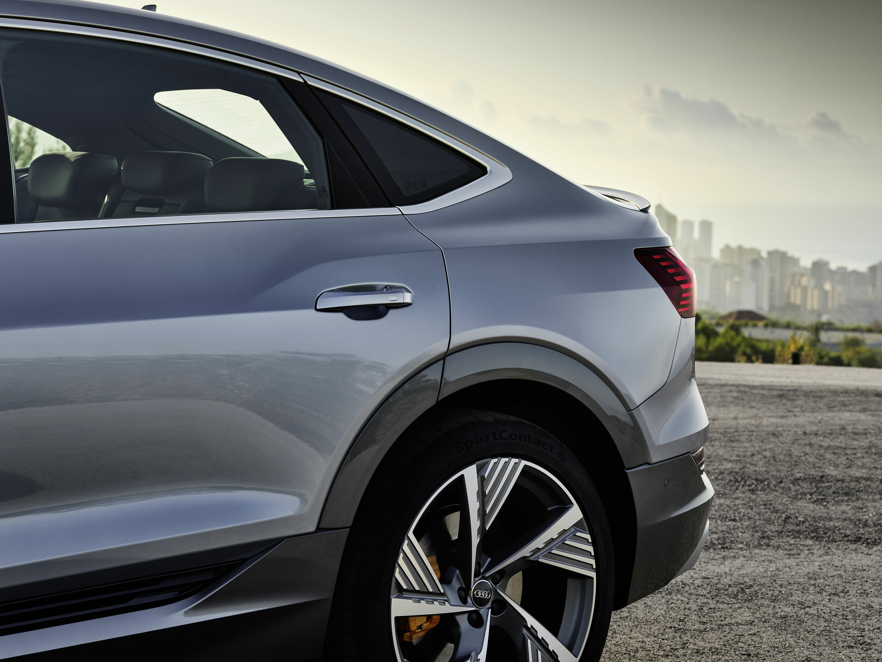 Audi e-tron Sportback 55 quattro - Standaufnahme,
Farbe: Florettsilber
„Das abgebildete Fahrzeug zeigt Sonderausstattungen gegen Mehrpreis. Einzelne Ausstattungen werden erst zu einem späteren Zeitpunkt verfügbar sein.“