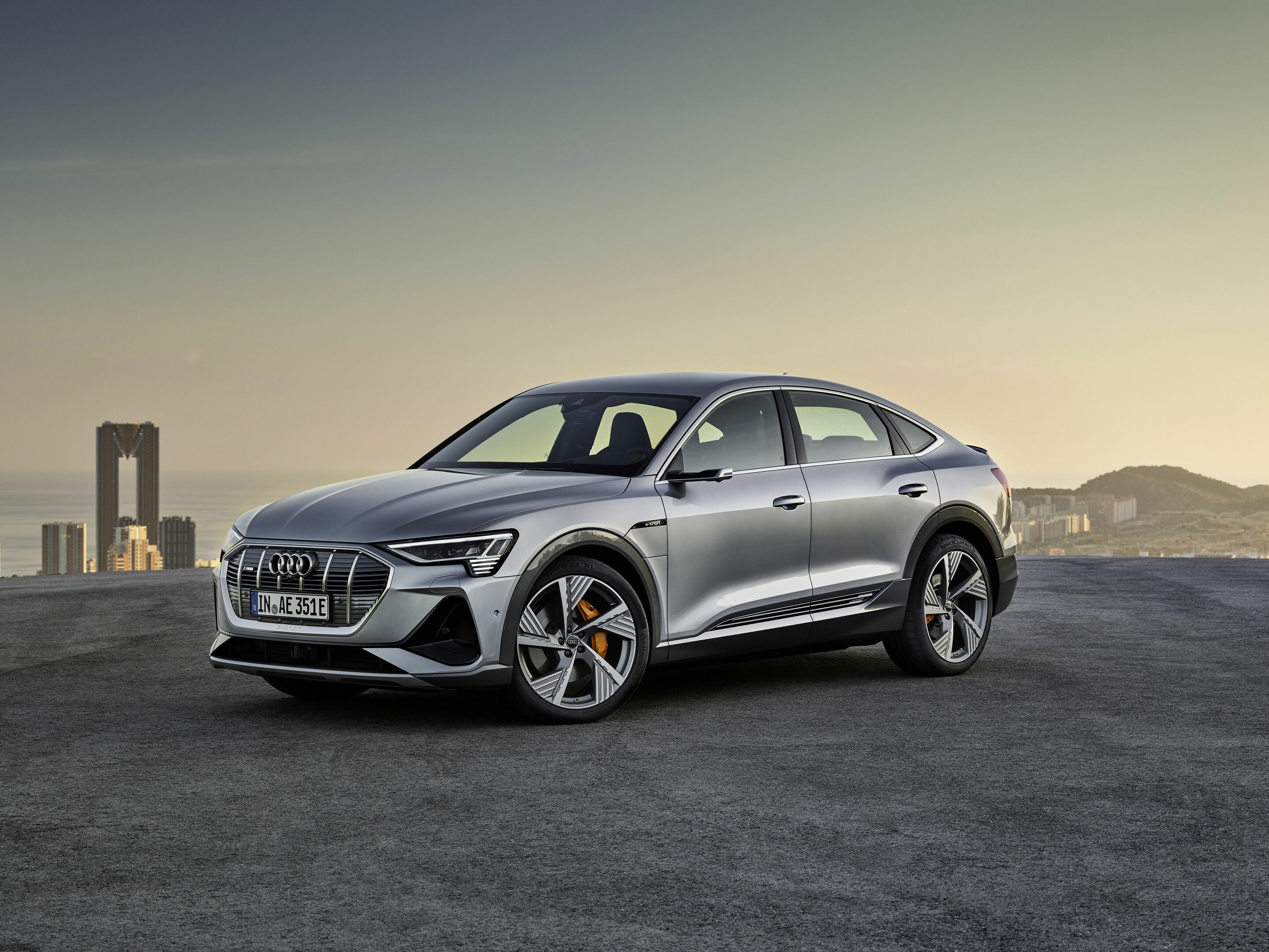 Audi e-tron Sportback 55 quattro - Static photo,
Colour: Florett Silver
„The displayed vehicle shows optional equipment at extra charge. Individual equipment will be available at a later date.”