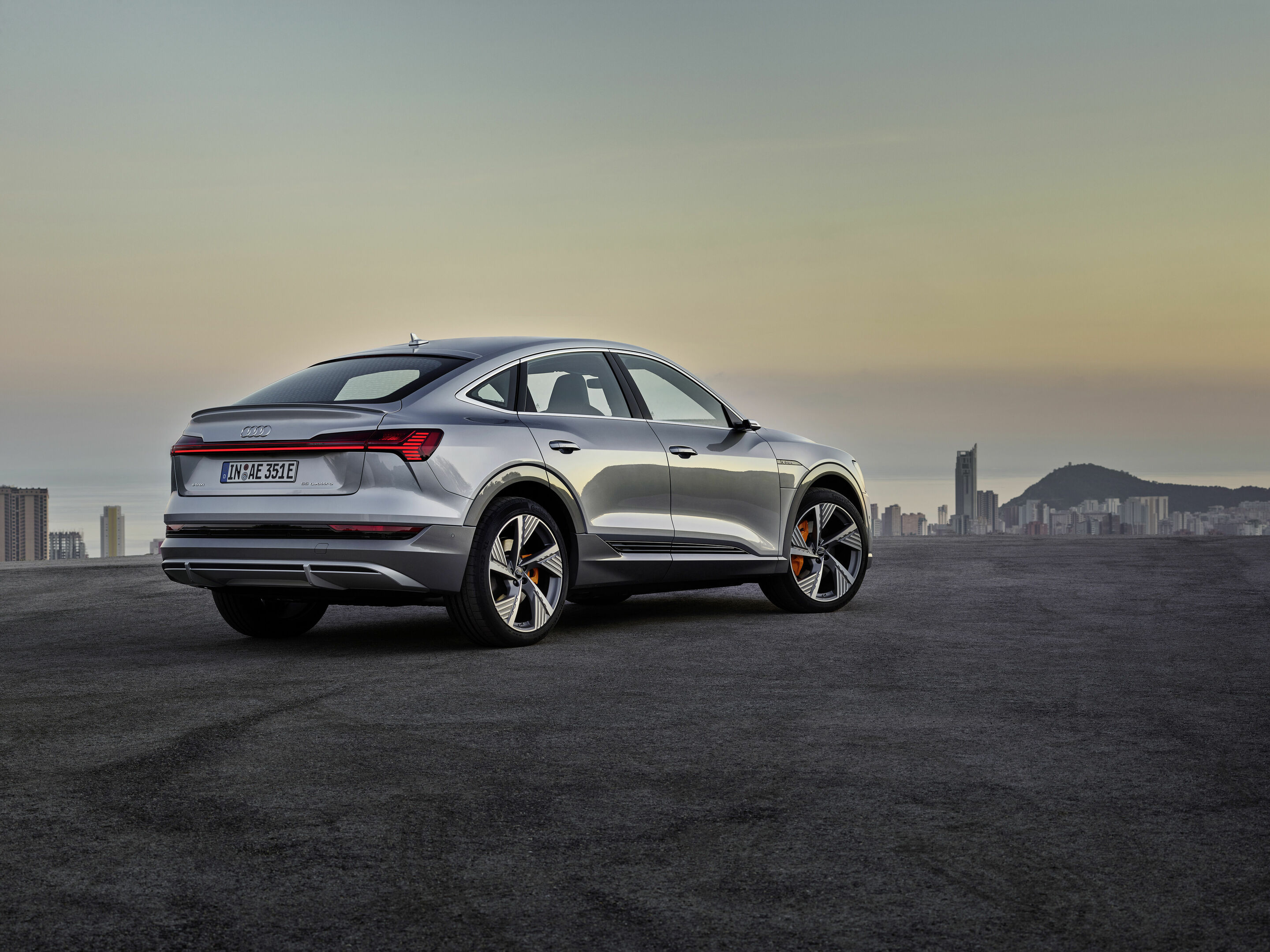 Audi e-tron Sportback 55 quattro - Static photo,
Colour: Florett Silver
„The displayed vehicle shows optional equipment at extra charge. Individual equipment will be available at a later date.”