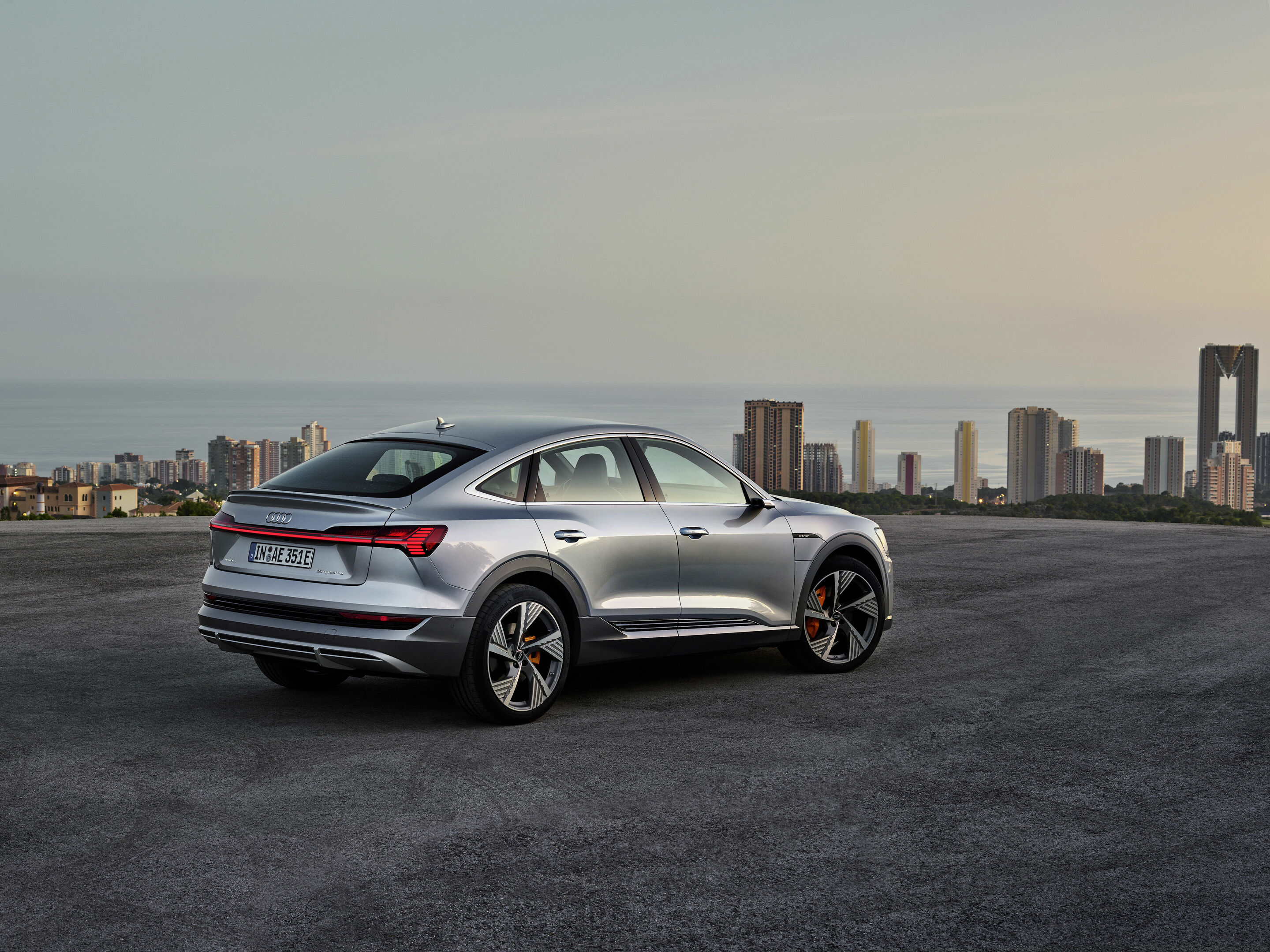 Audi e-tron Sportback 55 quattro - Standaufnahme,
Farbe: Florettsilber
„Das abgebildete Fahrzeug zeigt Sonderausstattungen gegen Mehrpreis. Einzelne Ausstattungen werden erst zu einem späteren Zeitpunkt verfügbar sein.“