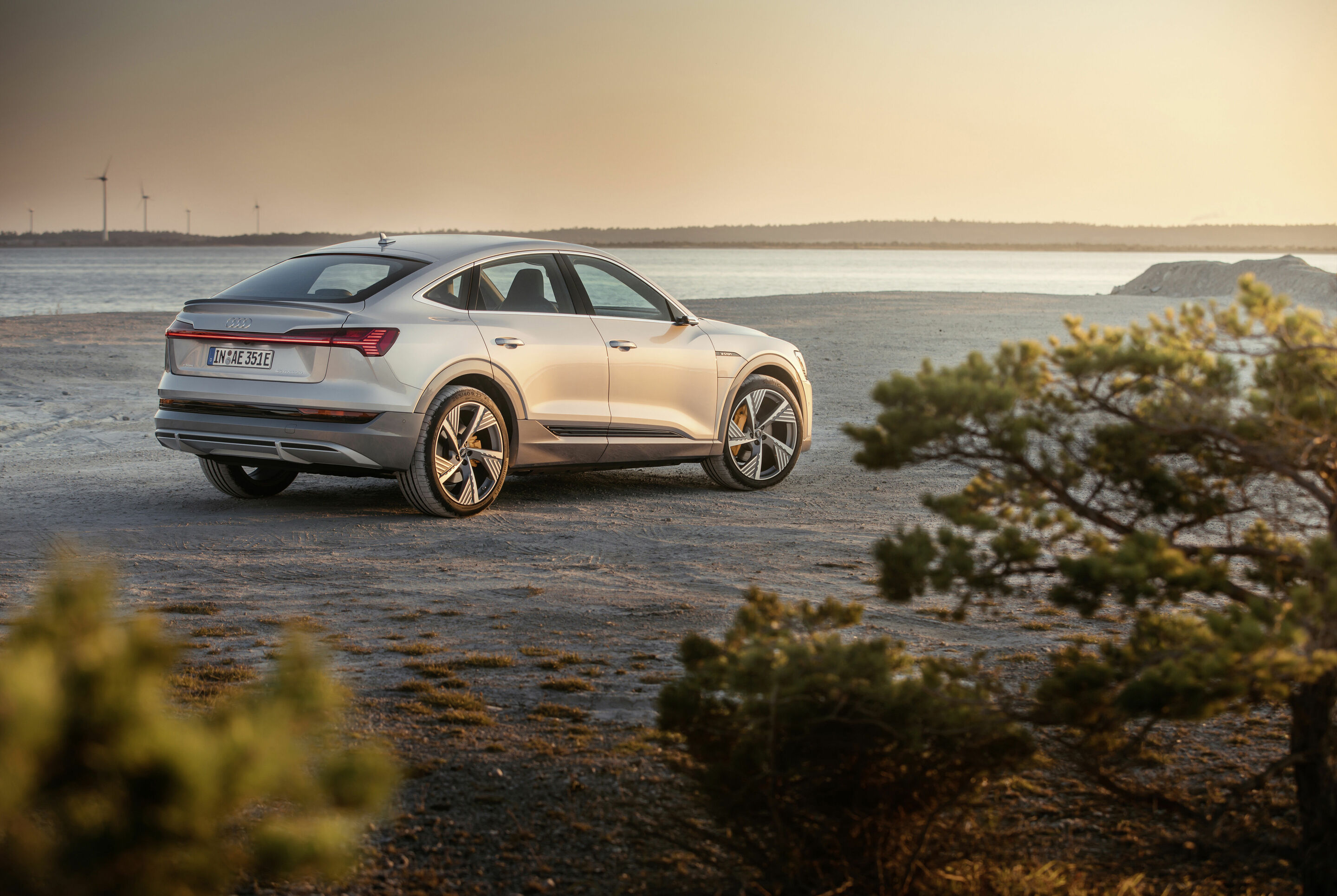 Audi e-tron Sportback 55 quattro - Static photo,
Colour: Florett Silver
„The displayed vehicle shows optional equipment at extra charge. Individual equipment will be available at a later date.”