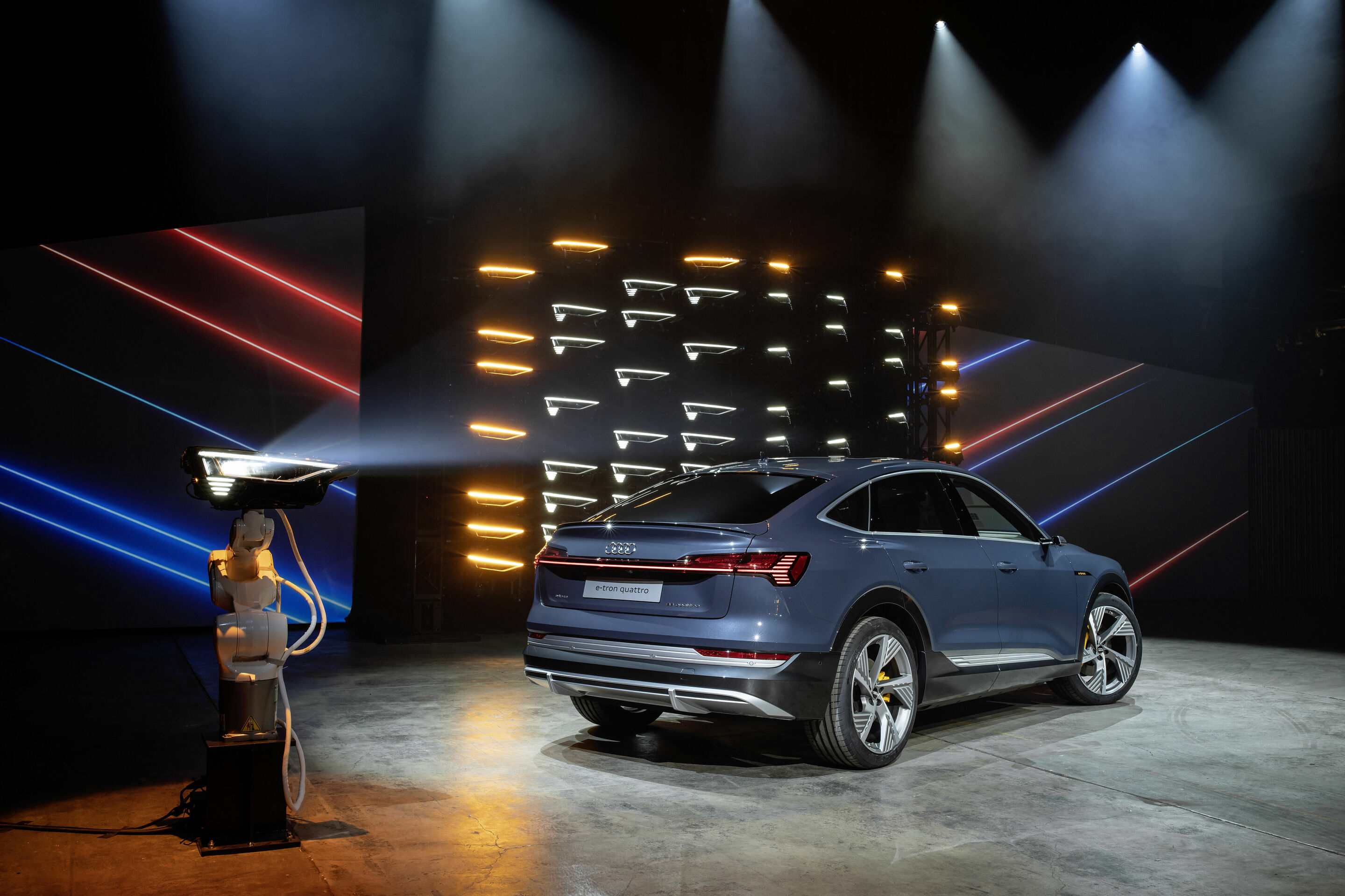 Audi e-tron Sportback 55 quattro - Static photo,
Colour: plasma Blue
„The displayed vehicle shows optional equipment at extra charge. Individual equipment will be available at a later date.”