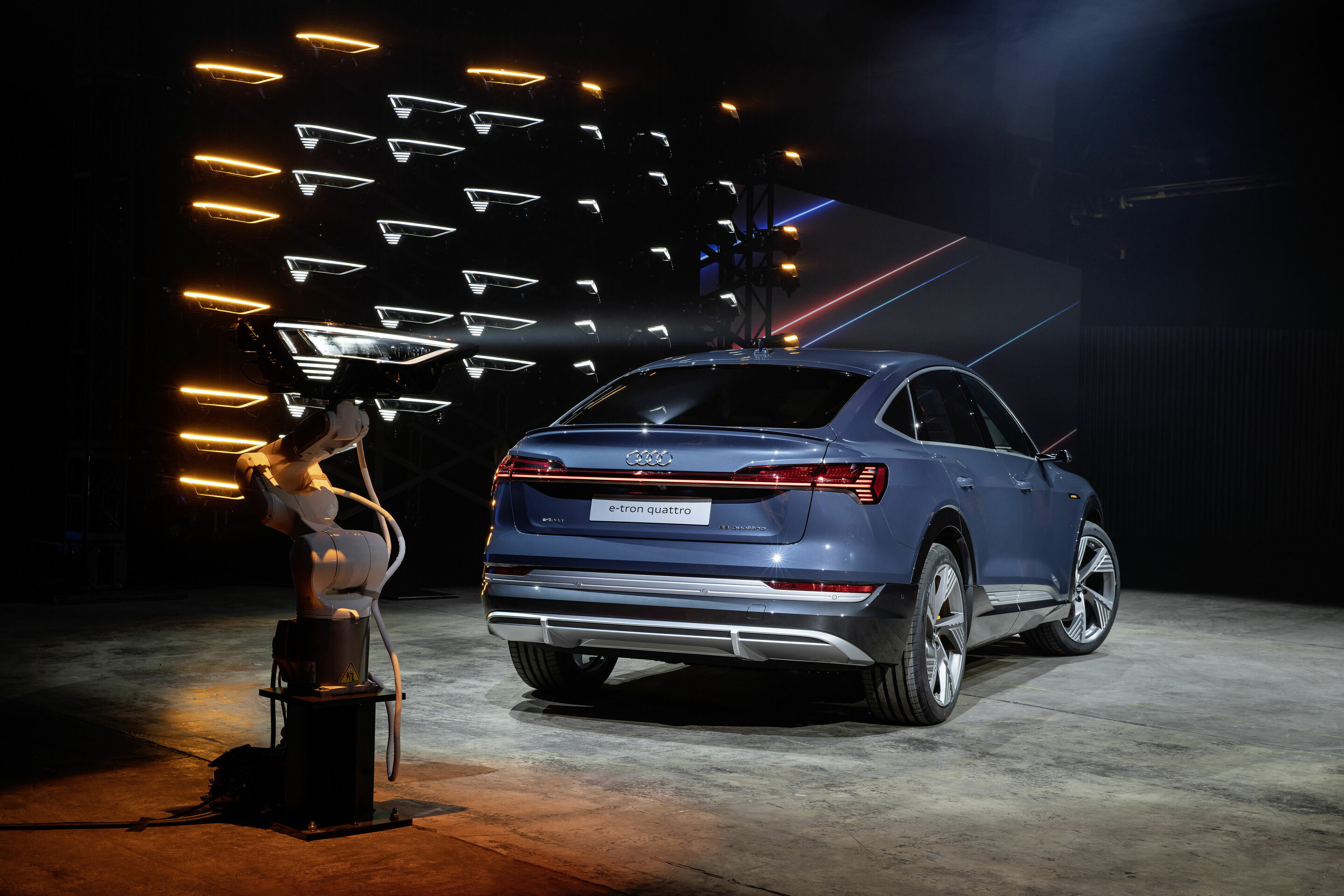 Audi e-tron Sportback 55 quattro - Standaufnahme,
Farbe: Plasmablau 
„Das abgebildete Fahrzeug zeigt Sonderausstattungen gegen Mehrpreis. Einzelne Ausstattungen werden erst zu einem späteren Zeitpunkt verfügbar sein.“