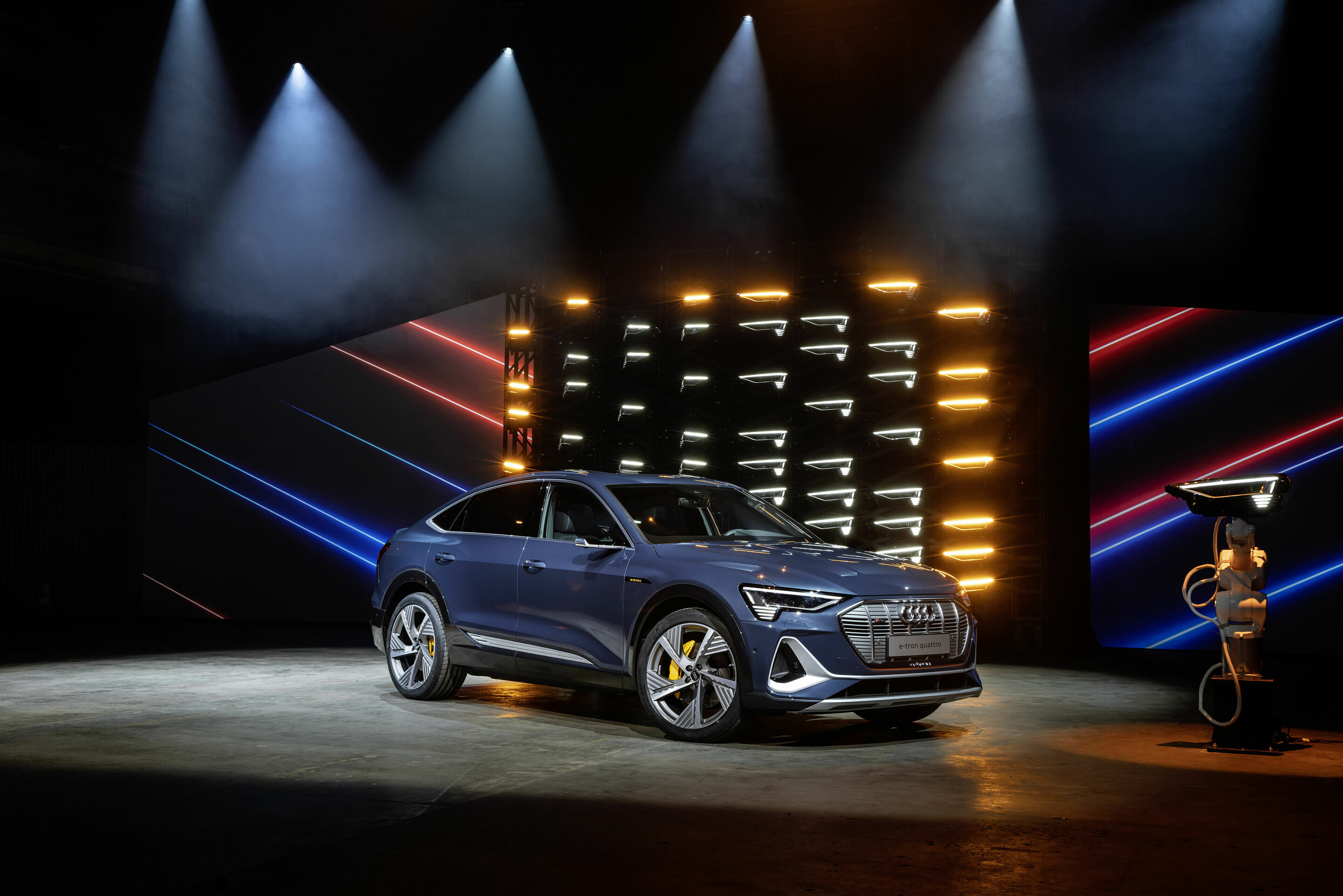 Audi e-tron Sportback 55 quattro - Static photo,
Colour: plasma Blue
„The displayed vehicle shows optional equipment at extra charge. Individual equipment will be available at a later date.”