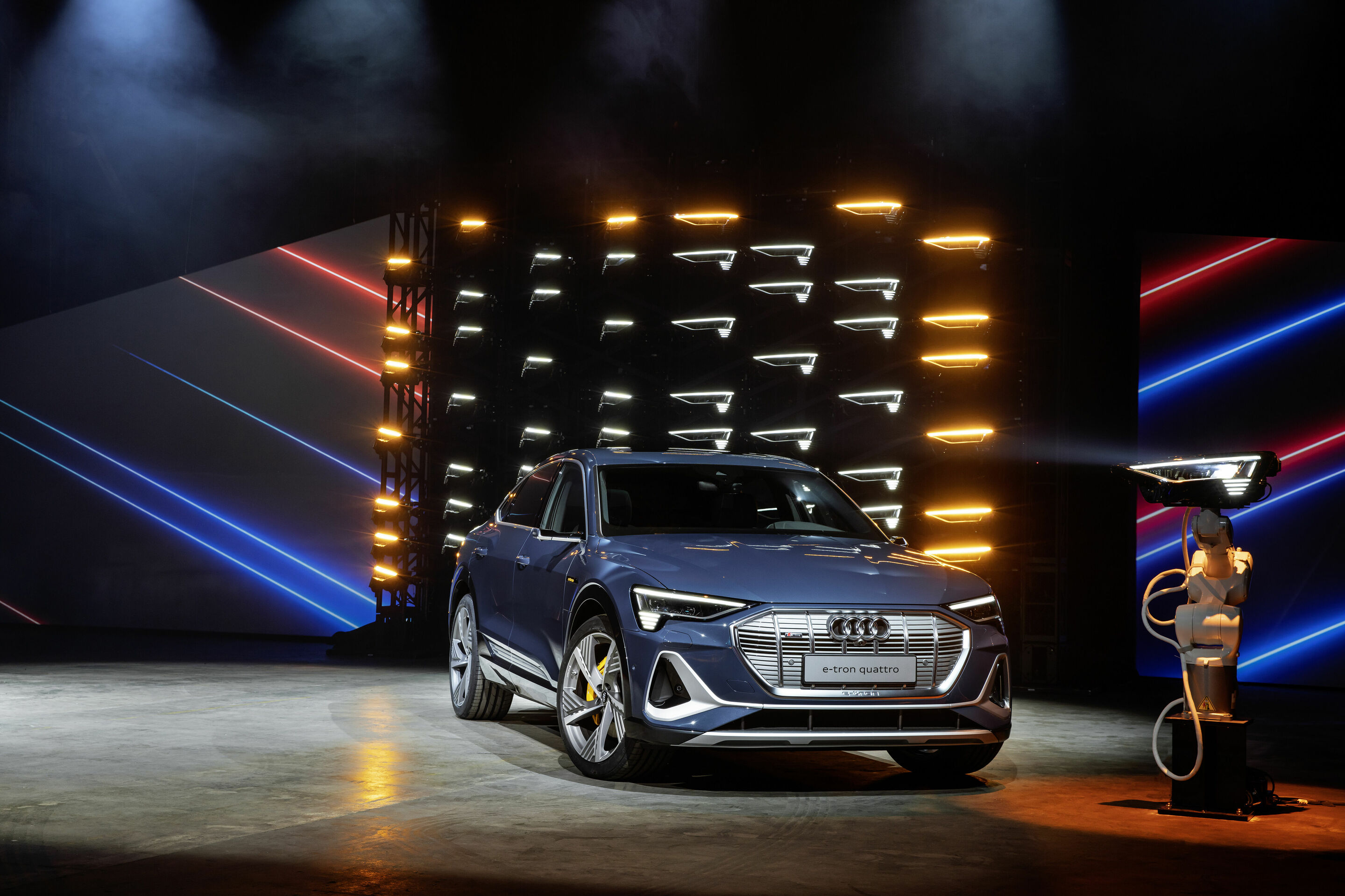 Audi e-tron Sportback 55 quattro - Standaufnahme,
Farbe: Plasmablau 
„Das abgebildete Fahrzeug zeigt Sonderausstattungen gegen Mehrpreis. Einzelne Ausstattungen werden erst zu einem späteren Zeitpunkt verfügbar sein.“