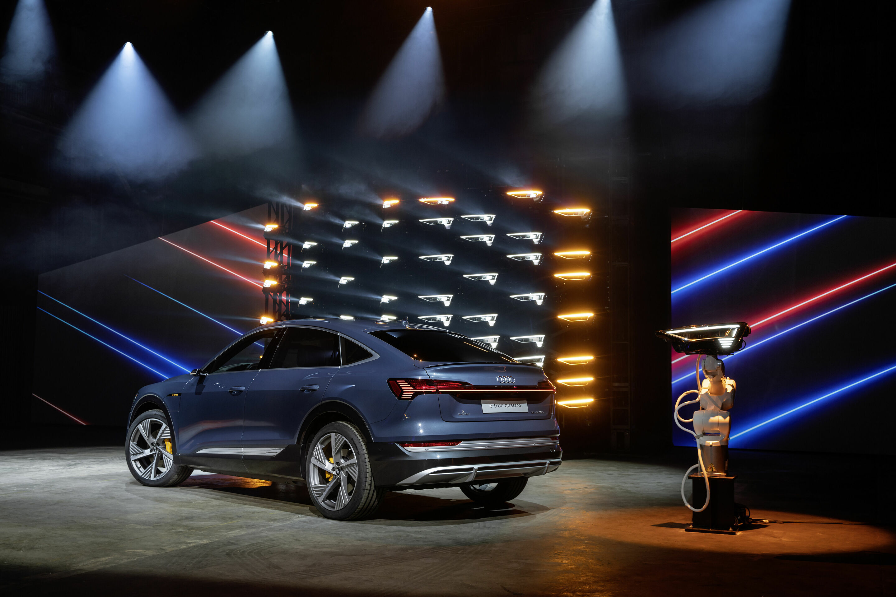 Audi e-tron Sportback 55 quattro - Standaufnahme,
Farbe: Plasmablau 
„Das abgebildete Fahrzeug zeigt Sonderausstattungen gegen Mehrpreis. Einzelne Ausstattungen werden erst zu einem späteren Zeitpunkt verfügbar sein.“