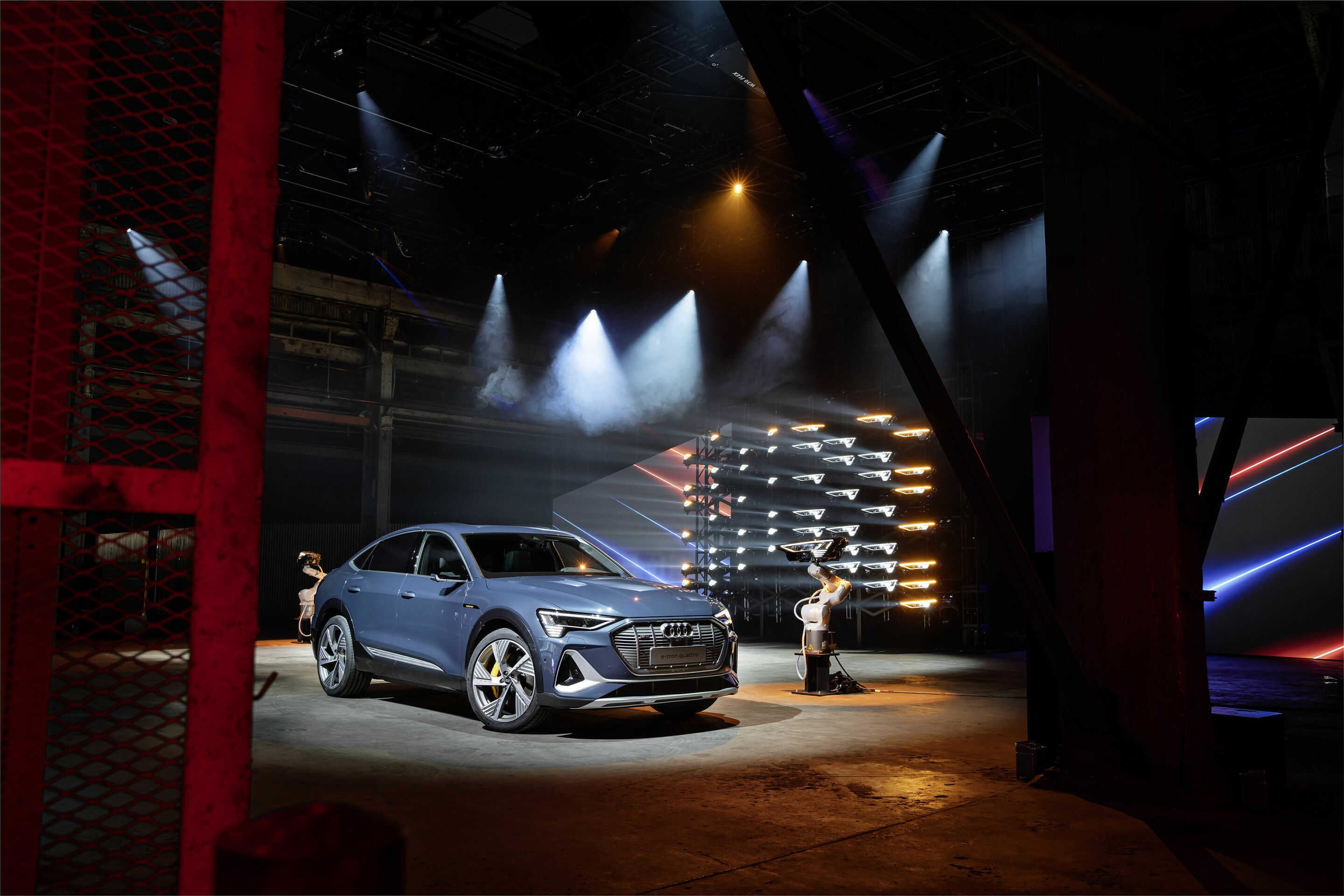Audi e-tron Sportback 55 quattro - Static photo,
Colour: plasma Blue
„The displayed vehicle shows optional equipment at extra charge. Individual equipment will be available at a later date.”