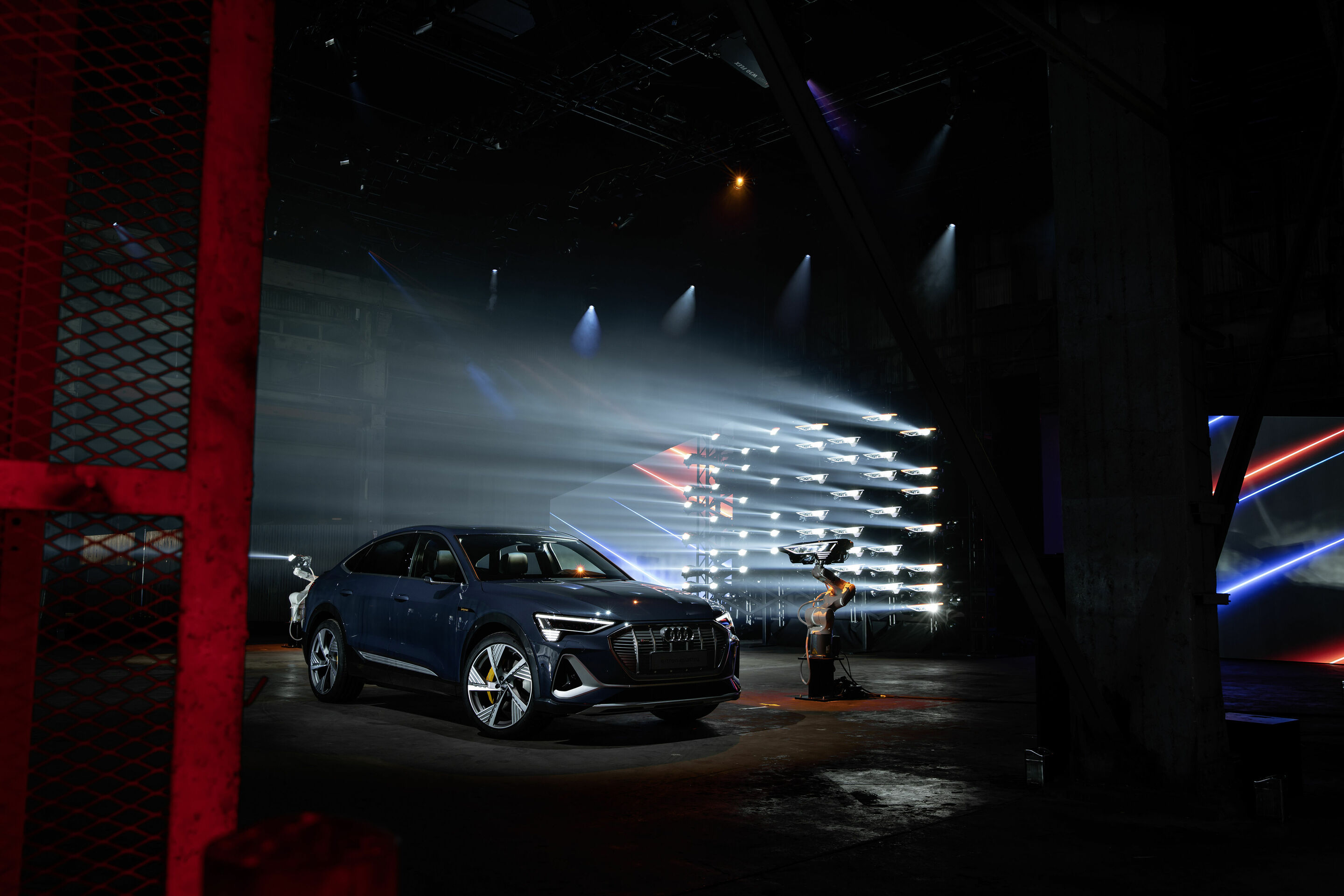 Audi e-tron Sportback 55 quattro - Standaufnahme,
Farbe: Plasmablau 
„Das abgebildete Fahrzeug zeigt Sonderausstattungen gegen Mehrpreis. Einzelne Ausstattungen werden erst zu einem späteren Zeitpunkt verfügbar sein.“