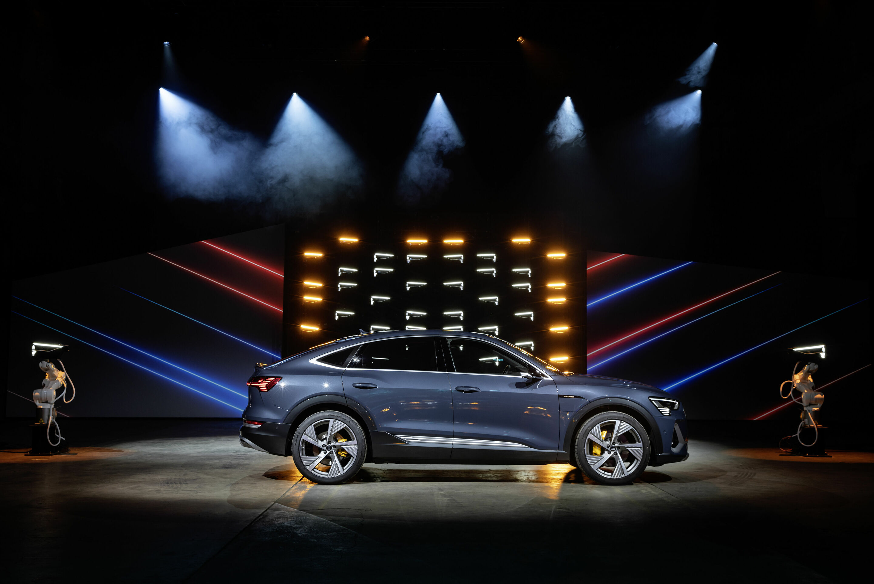 Audi e-tron Sportback 55 quattro - Standaufnahme,
Farbe: Plasmablau 
„Das abgebildete Fahrzeug zeigt Sonderausstattungen gegen Mehrpreis. Einzelne Ausstattungen werden erst zu einem späteren Zeitpunkt verfügbar sein.“