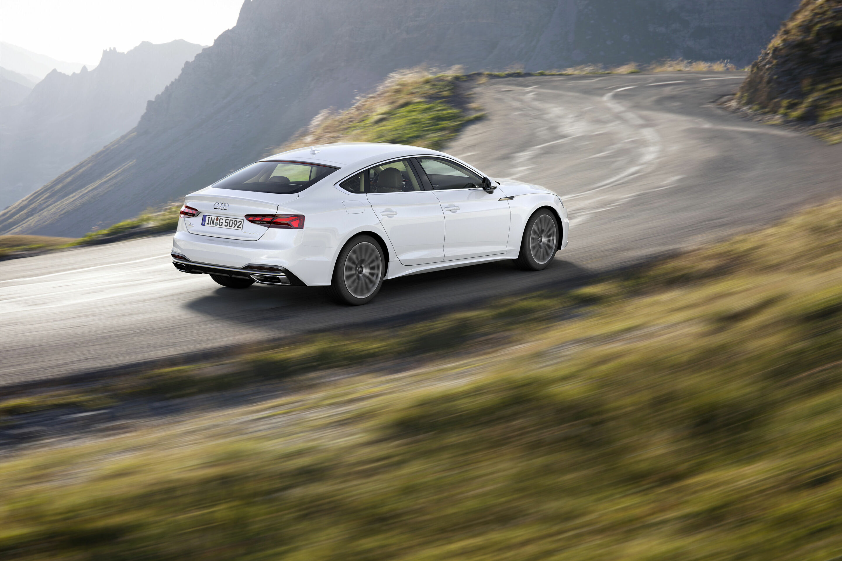 Audi A5 Sportback 40 g-tron (2019 bis 2024) - Fahraufnahme,
Farbe: Gletscherweiß