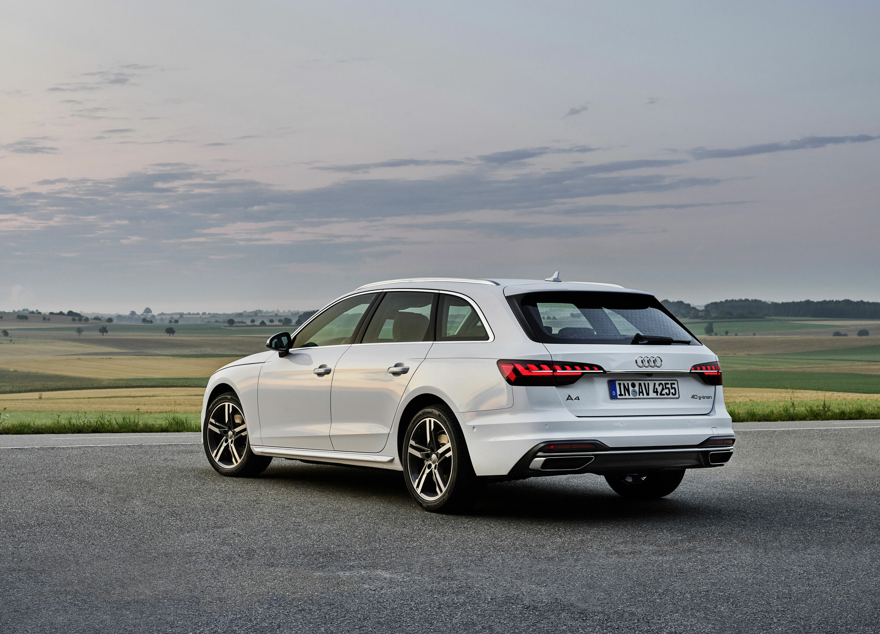 Audi A4 Avant 40 g-tron (2019 until 2024) - Static photo,
Colour: Glacier white