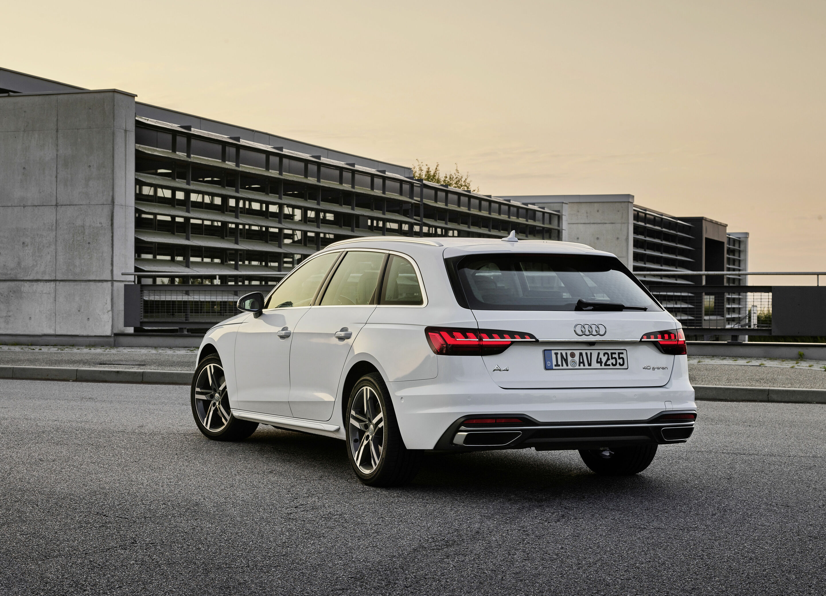 Audi A4 Avant 40 g-tron (2019 until 2024) - Static photo,
Colour: Glacier white