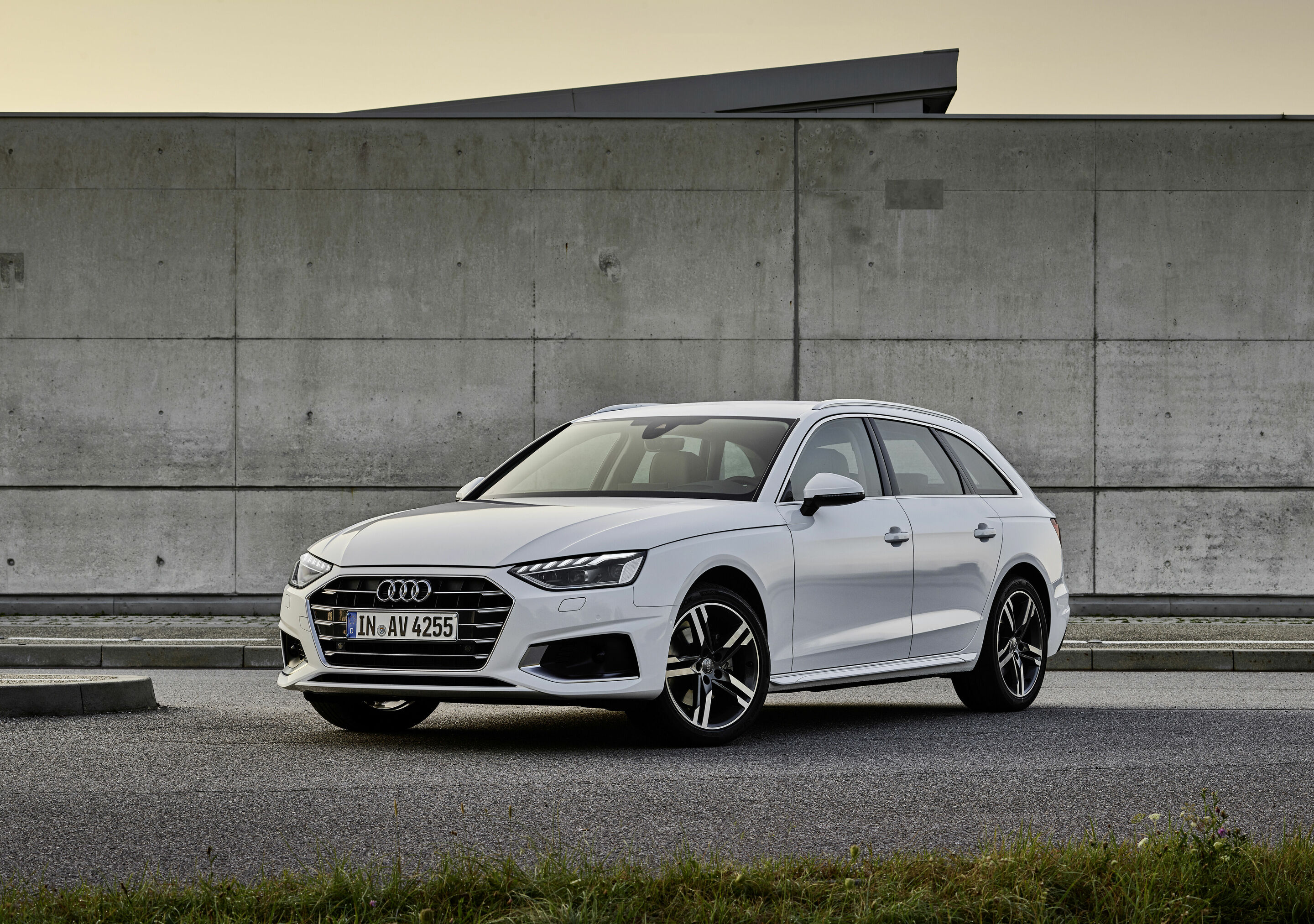 Audi A4 Avant 40 g-tron (2019 until 2024) - Static photo,
Colour: Glacier white