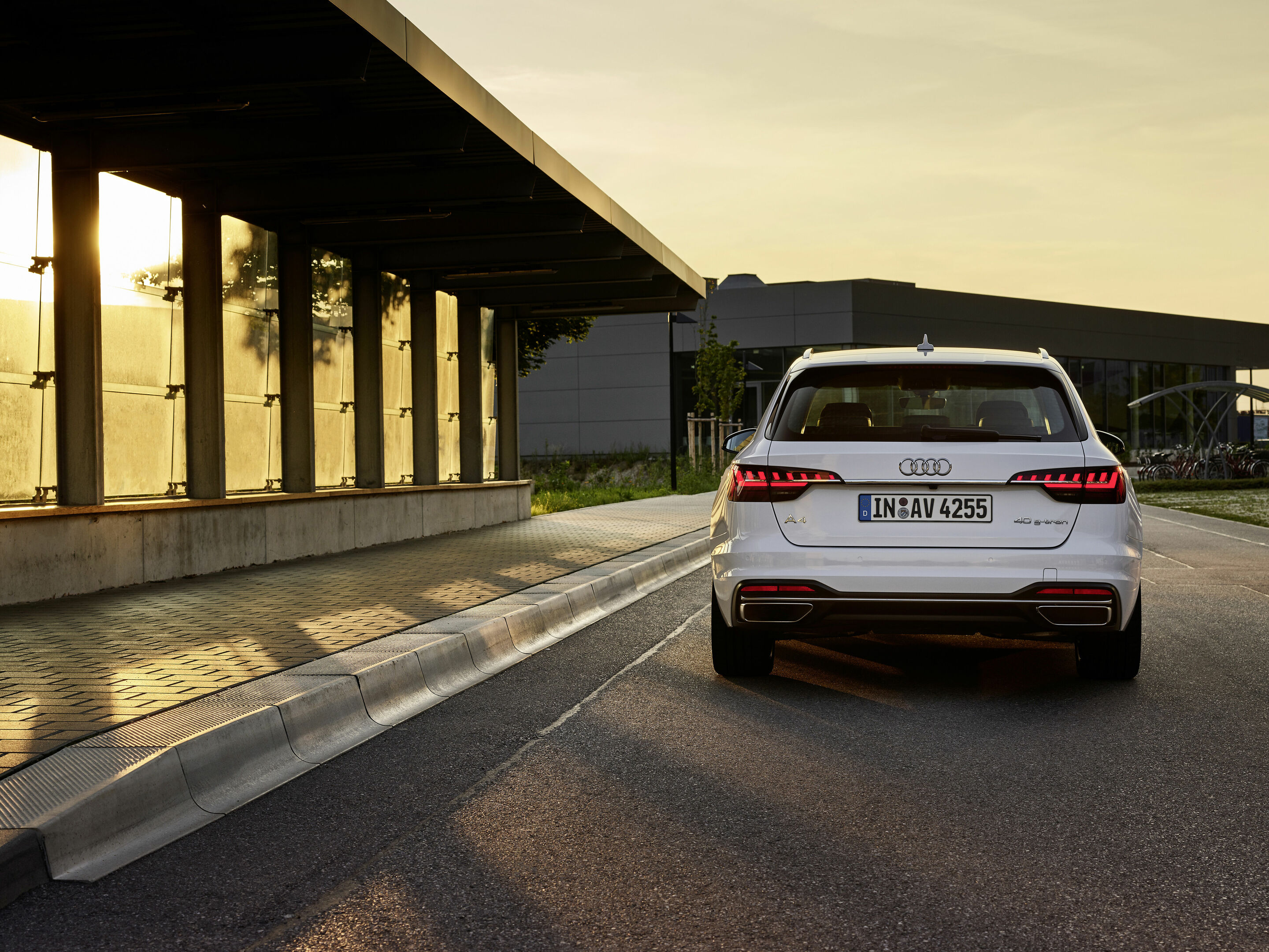 Audi A4 Avant 40 g-tron (2019 until 2024) - Static photo,
Colour: Glacier white