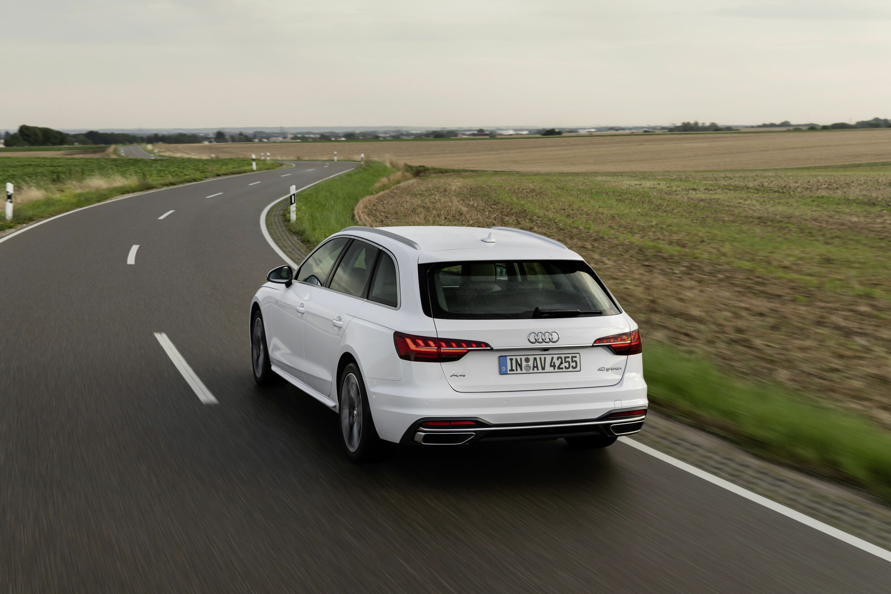Audi A4 Avant 40 g-tron (2019 until 2024) - Dynamic photo,
Colour: Glacier white