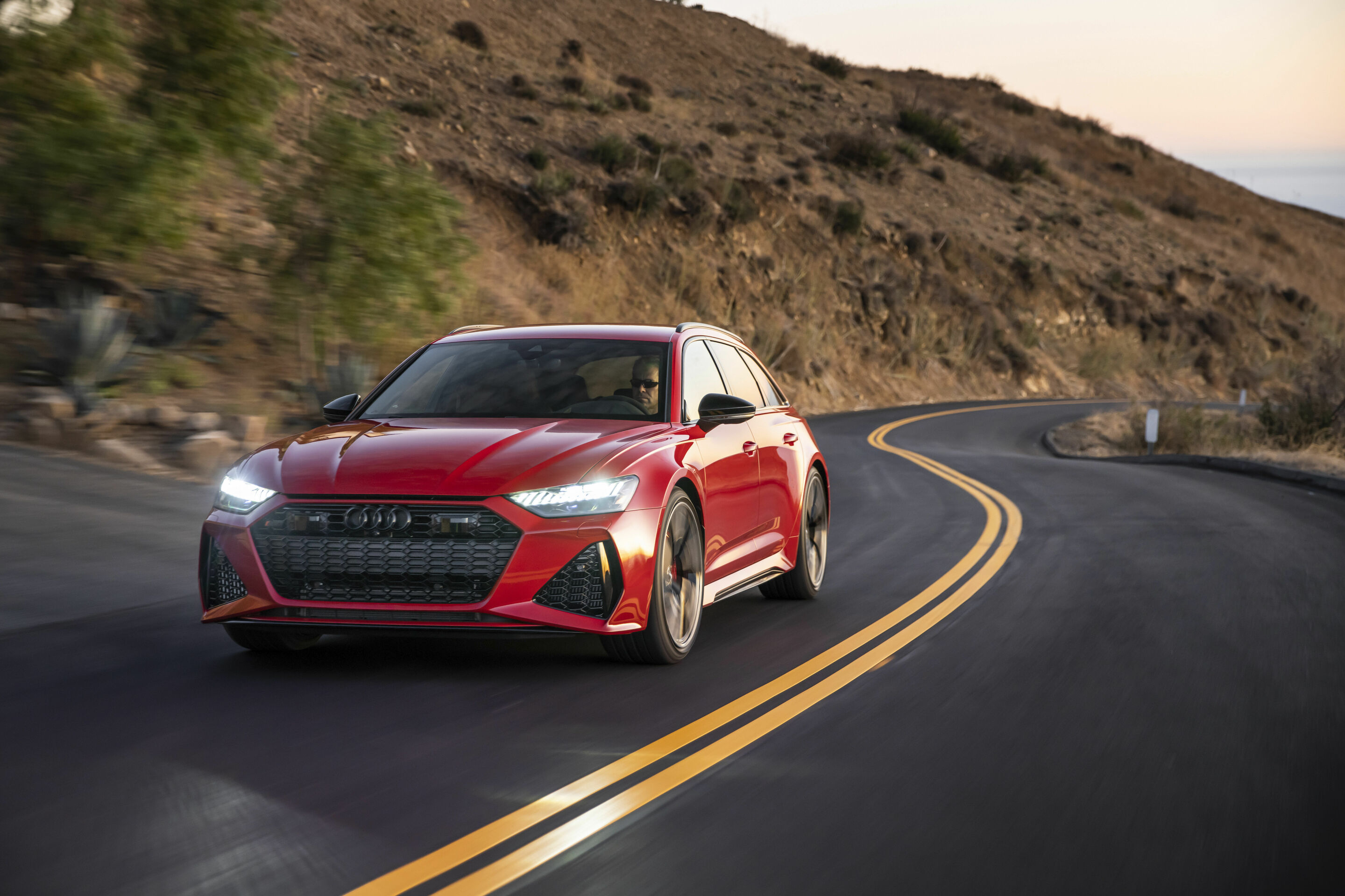 Audi RS 6 Avant - Fahraufnahme,
Color: Tango red