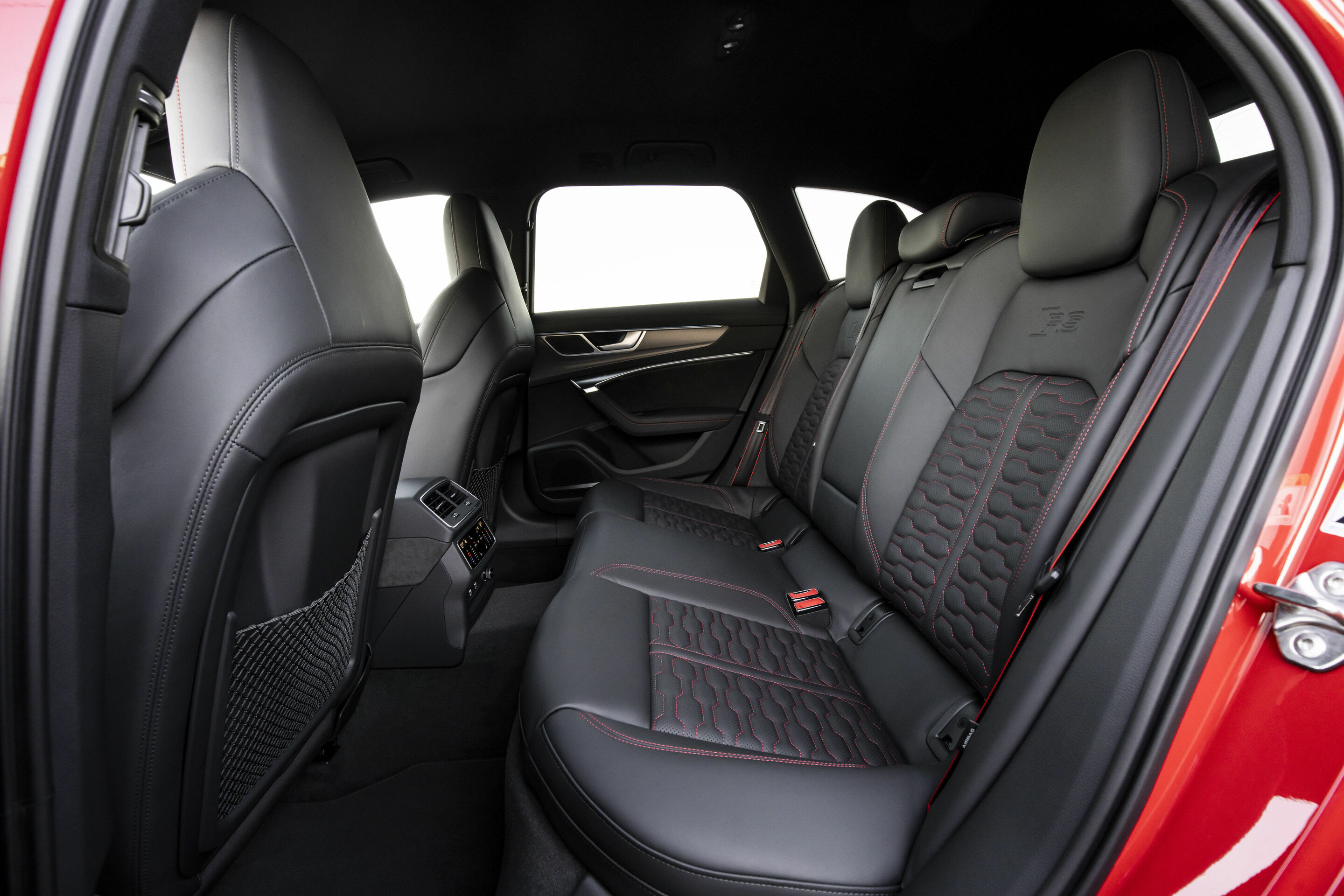 Audi RS 6 Avant - Innenraum,
Farbe: Tangorot