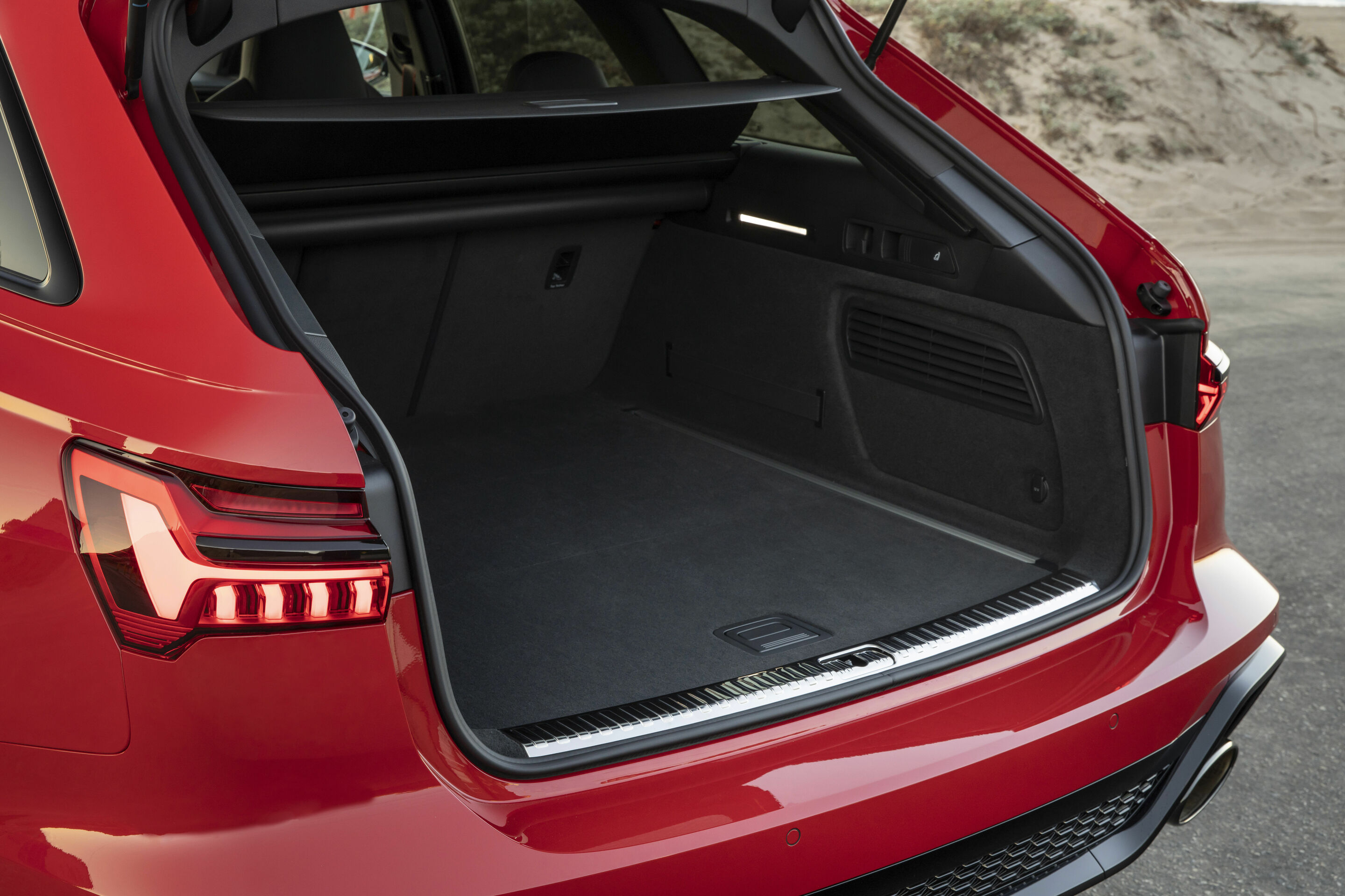 Audi RS 6 Avant - Gepäckraum
Farbe: Tangorot