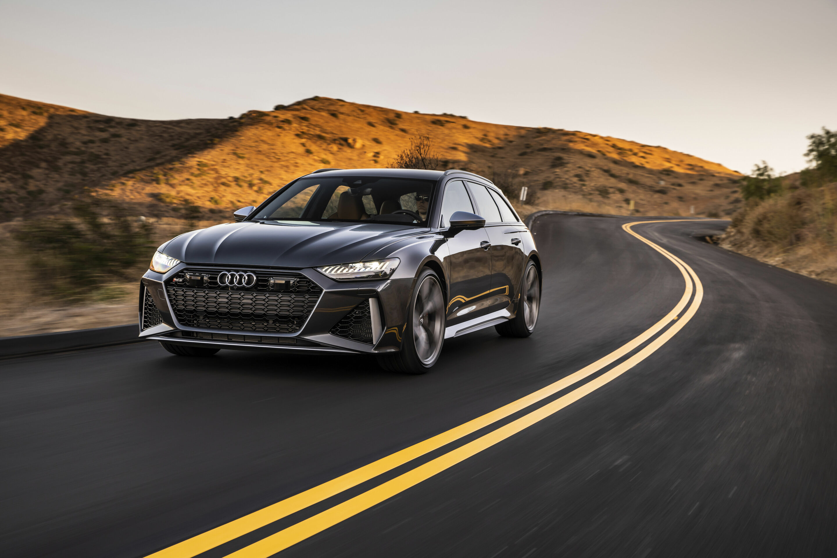 Audi RS 6 Avant - Fahraufnahme,
Farbe: Daytonagrau matt