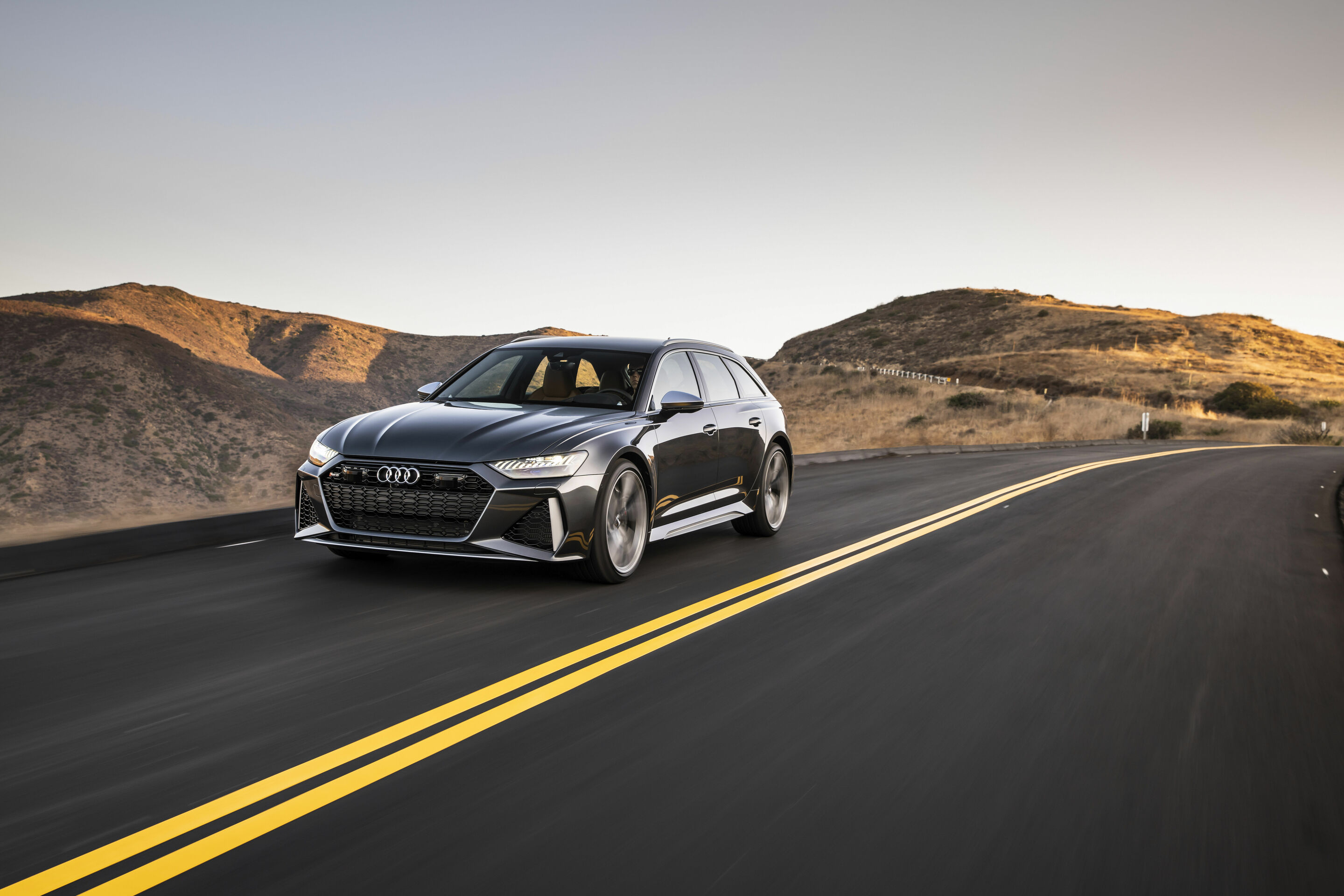 Audi RS 6 Avant - Fahraufnahme,
Farbe: Daytonagrau matt