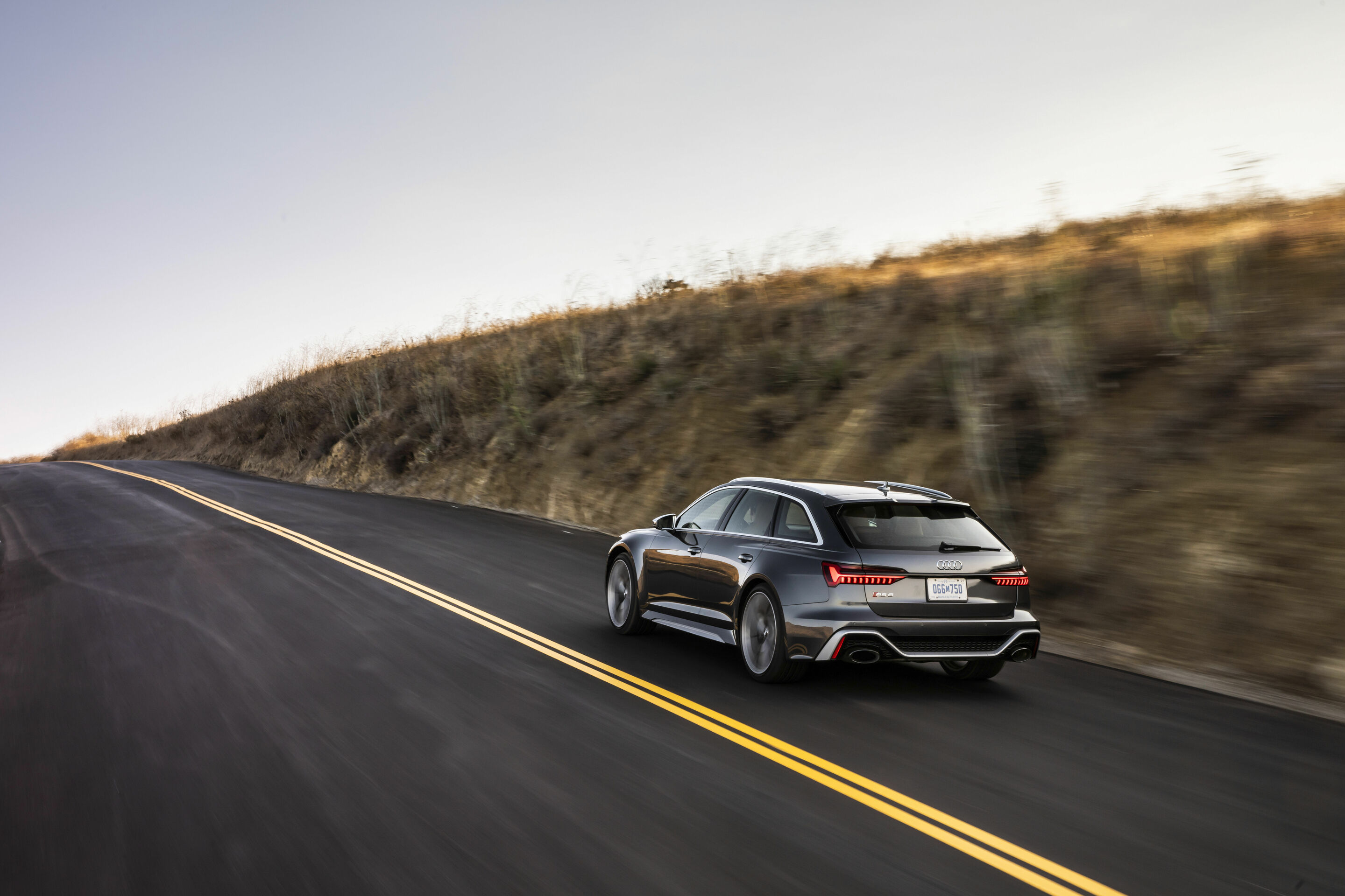 Audi RS 6 Avant - Fahraufnahme,
Farbe: Daytonagrau matt