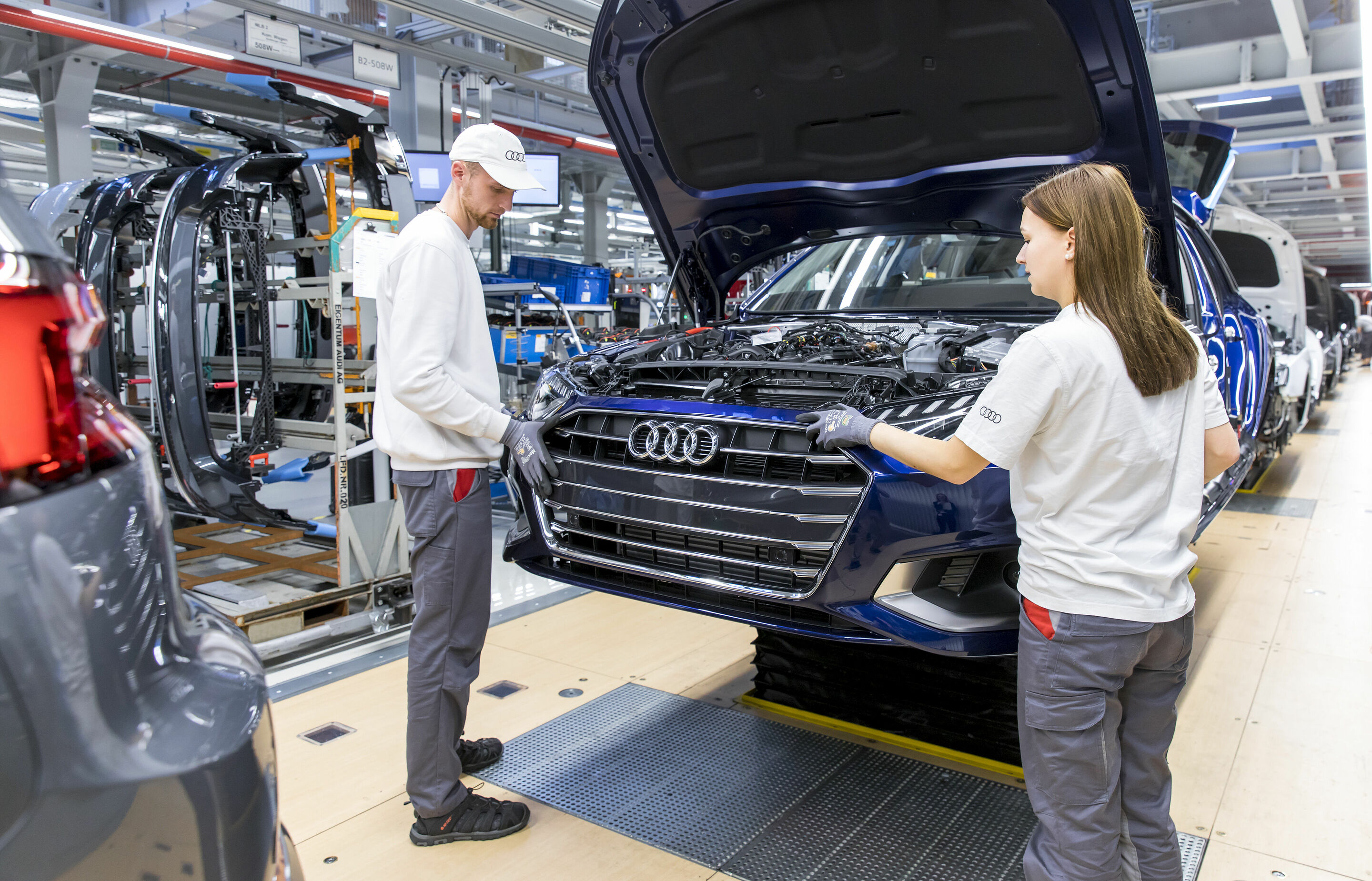 Audi-Standort Ingolstadt - Produktion Audi A4: Montage – Anbau Stoßfänger