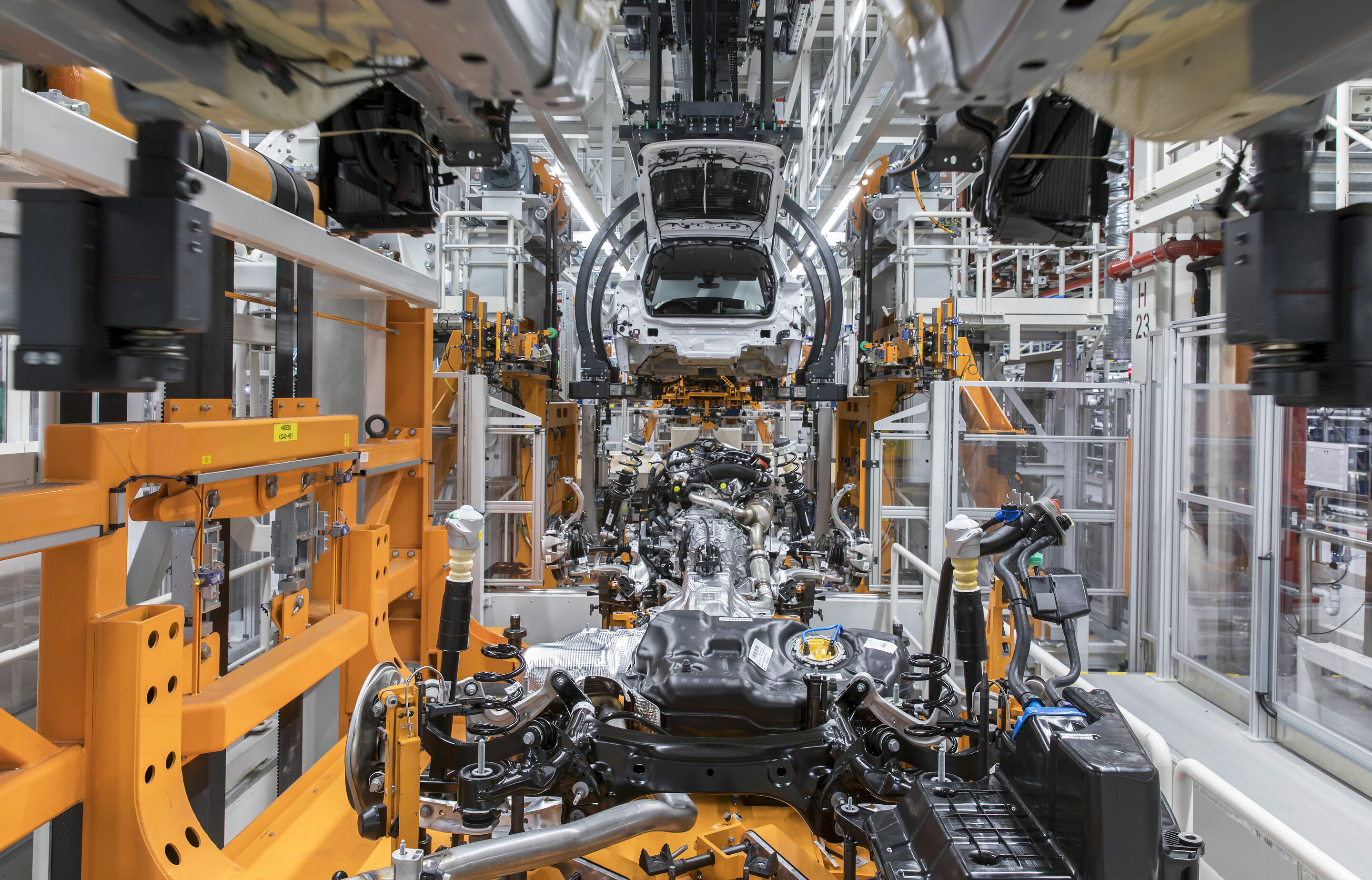 Audi-Standort Ingolstadt - Produktion Audi A4: Montage – „Hochzeit“: Fügen von Karosserie und Antriebseinheit