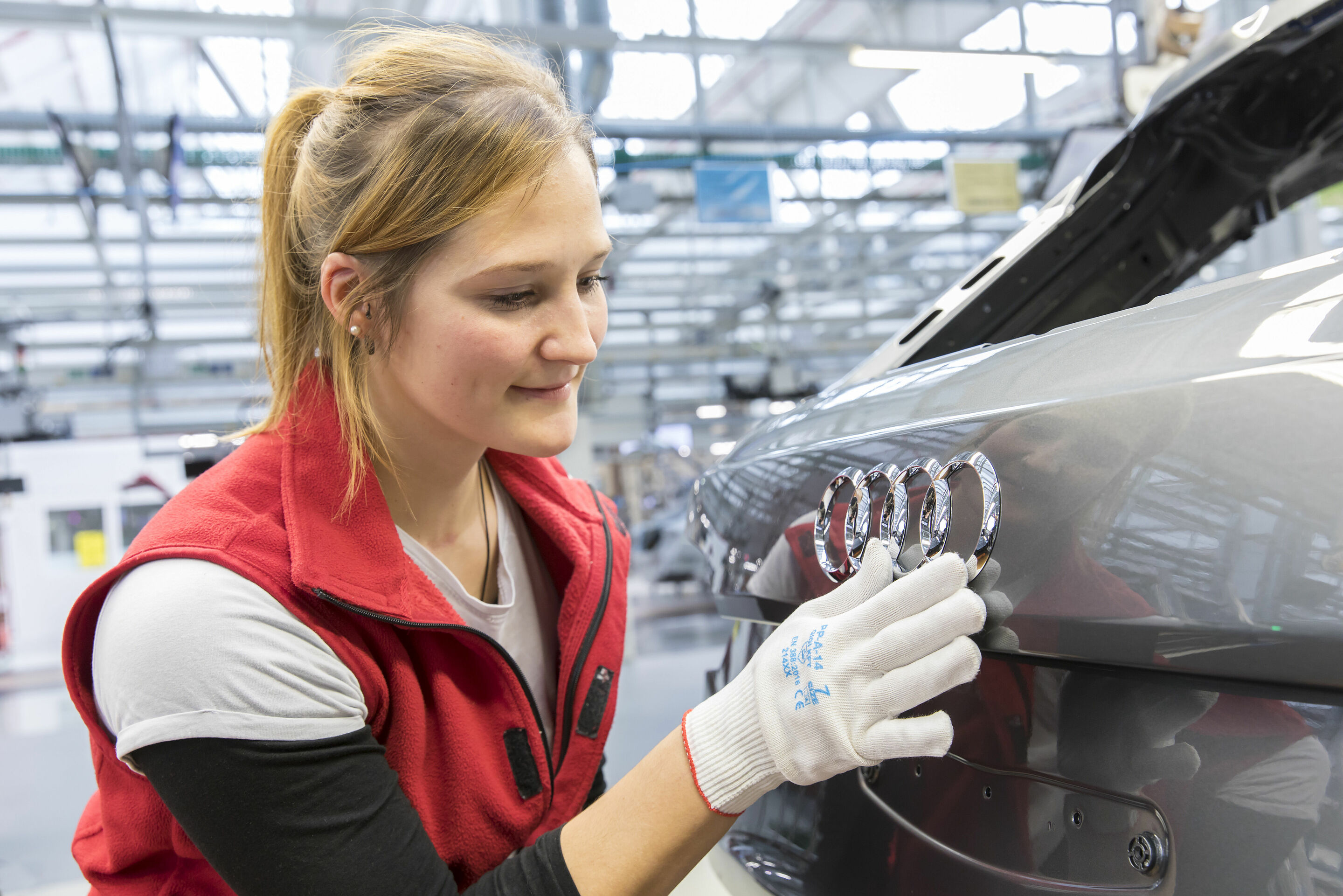 Audi-Standort Ingolstadt - Produktion Audi A4: Montage – Anbringen der Vier Ringe