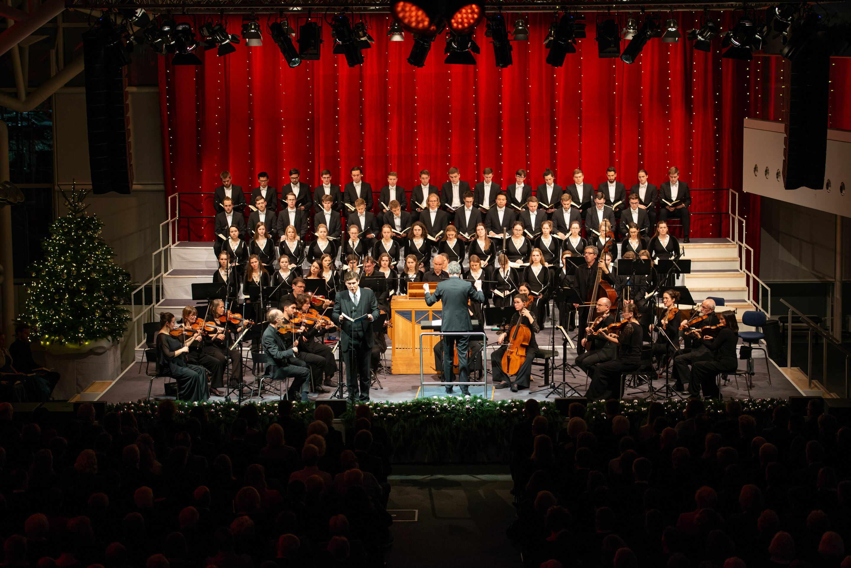 Audi Weihnachtskonzert - Audi Weihnachtskonzert am 13.12.2019 mit der Audi Jugendchorakademie, der Akademie für Alte Musik Berlin und den Gesangssolisten Sophie Klussmann (Sopran), Sophie Harmsen (Alt), Patrick Grahl (Tenor) sowie Matthias Winckhler (Bass)...