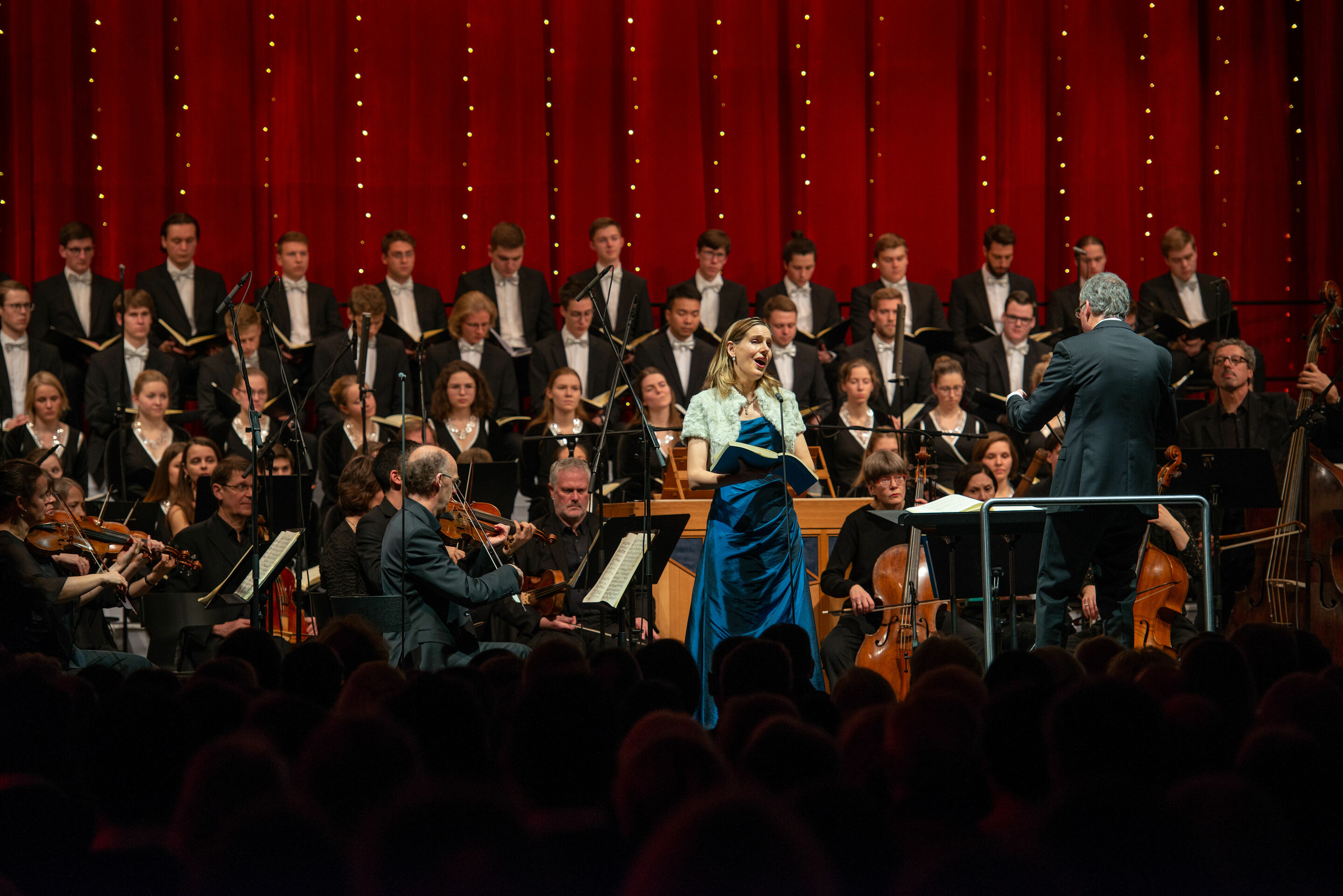 Audi Weihnachtskonzert - Audi Weihnachtskonzert am 13.12.2019 mit der Audi Jugendchorakademie, der Akademie für Alte Musik Berlin und den Gesangssolisten Sophie Klussmann (Sopran), Sophie Harmsen (Alt), Patrick Grahl (Tenor) sowie Matthias Winckhler (Bass)...