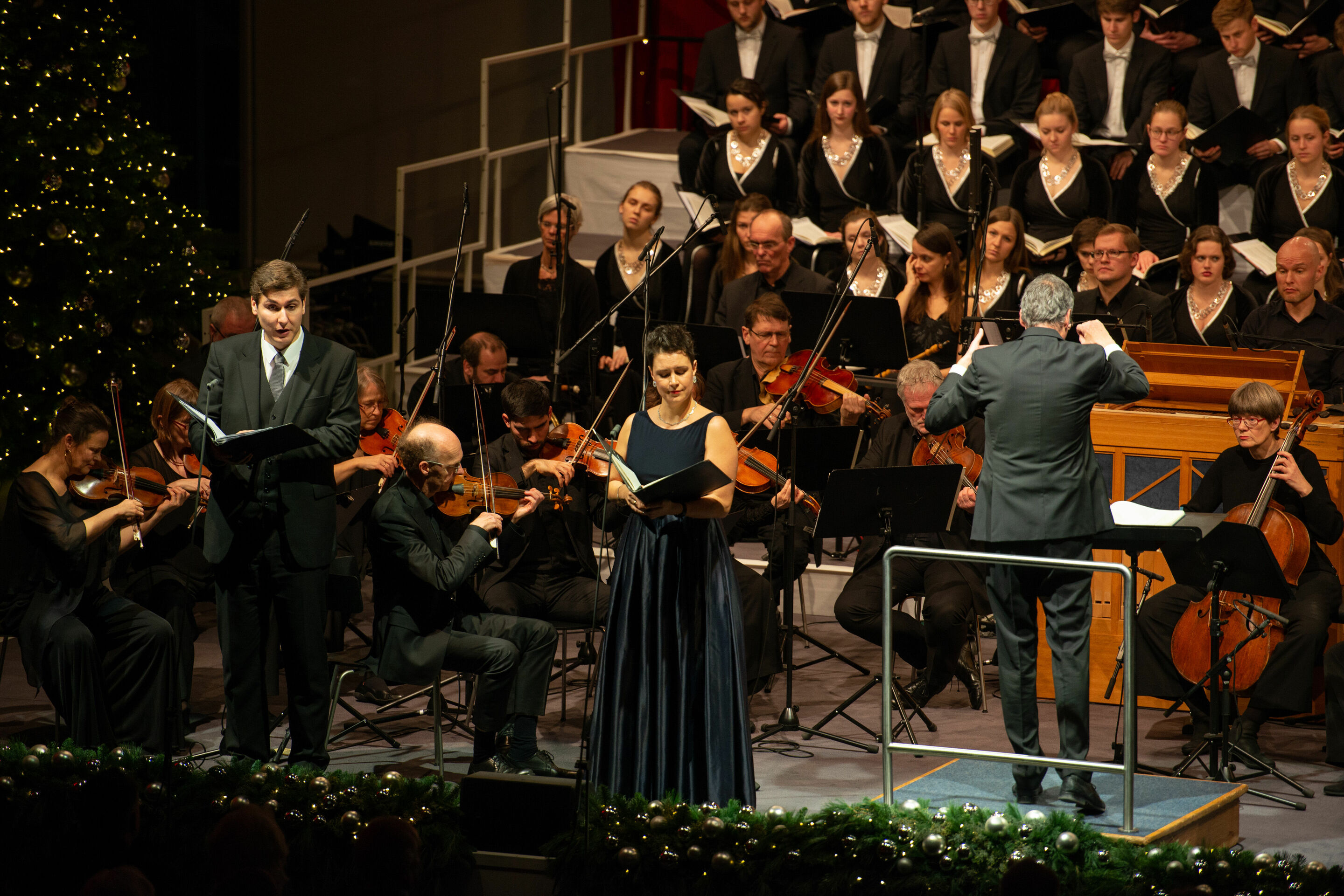 Audi Weihnachtskonzert - Audi Weihnachtskonzert am 13.12.2019 mit der Audi Jugendchorakademie, der Akademie für Alte Musik Berlin und den Gesangssolisten Sophie Klussmann (Sopran), Sophie Harmsen (Alt), Patrick Grahl (Tenor) sowie Matthias Winckhler (Bass)...