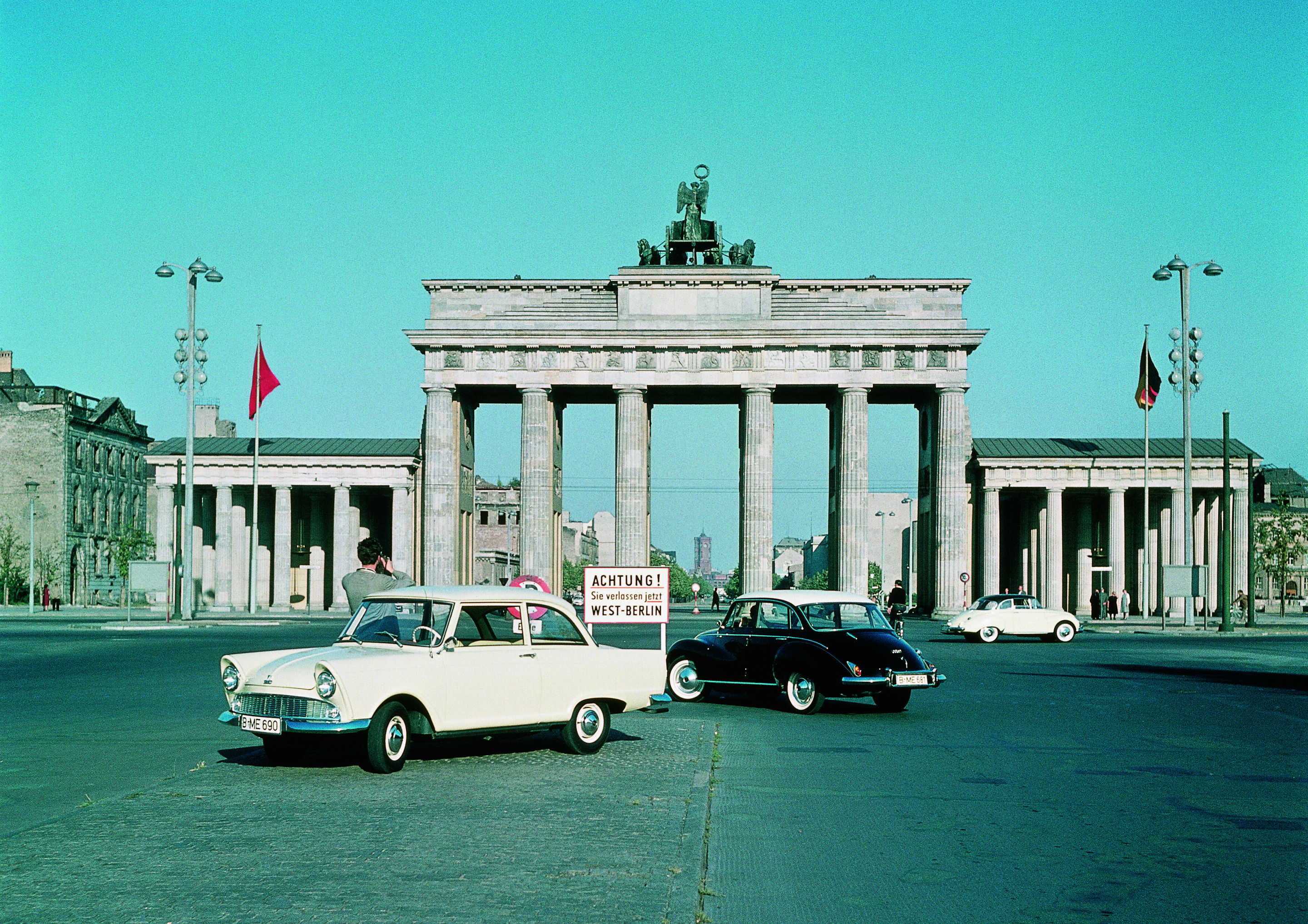 vorne: DKW Junior, 750 ccm, 34 PS; hinten: Auto Union 1000S Limousine 4-türig, 1000 ccm, 50 PS.