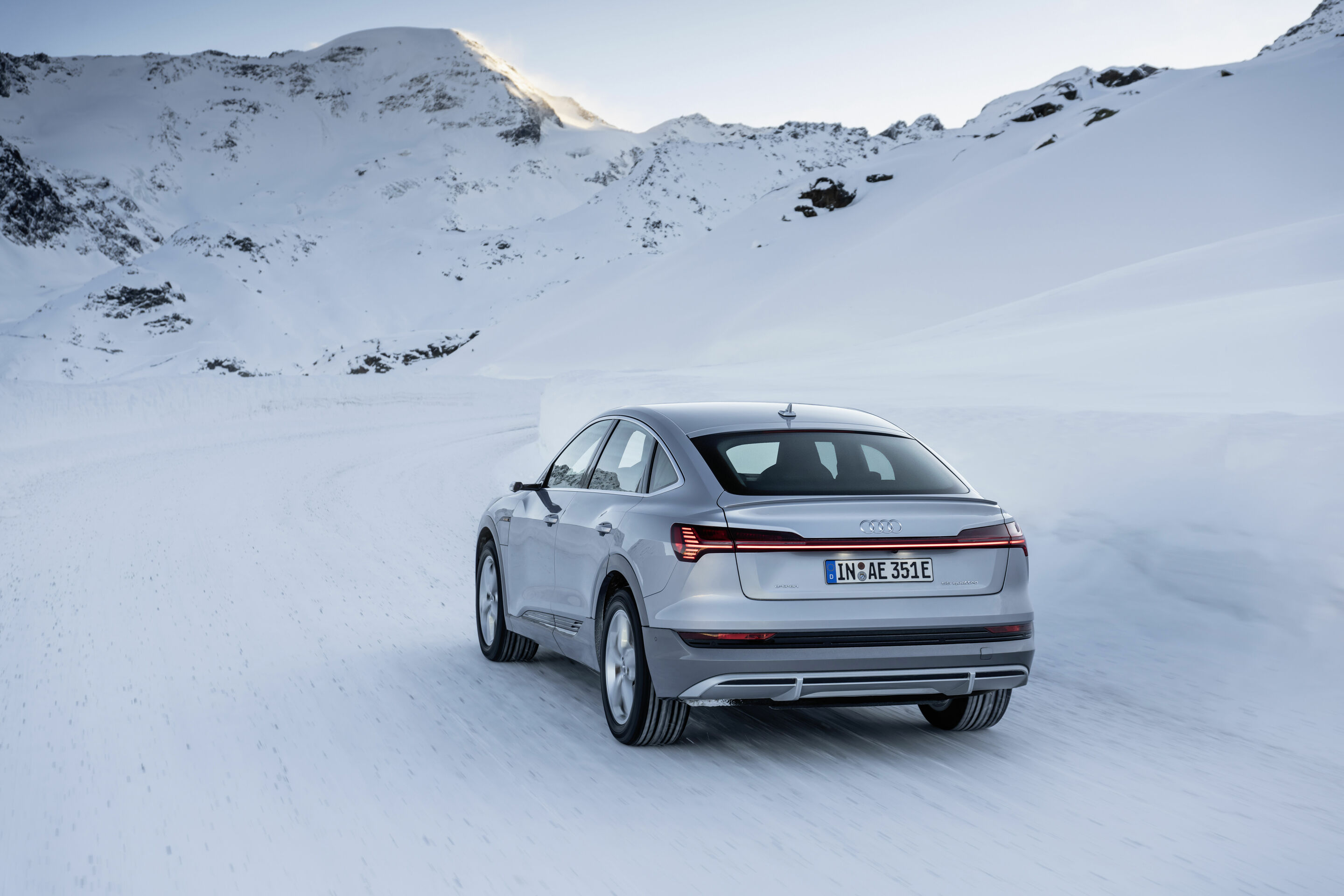 Audi e-tron Sportback 55 quattro - Fahraufnahme,
Farbe: Florettsilber