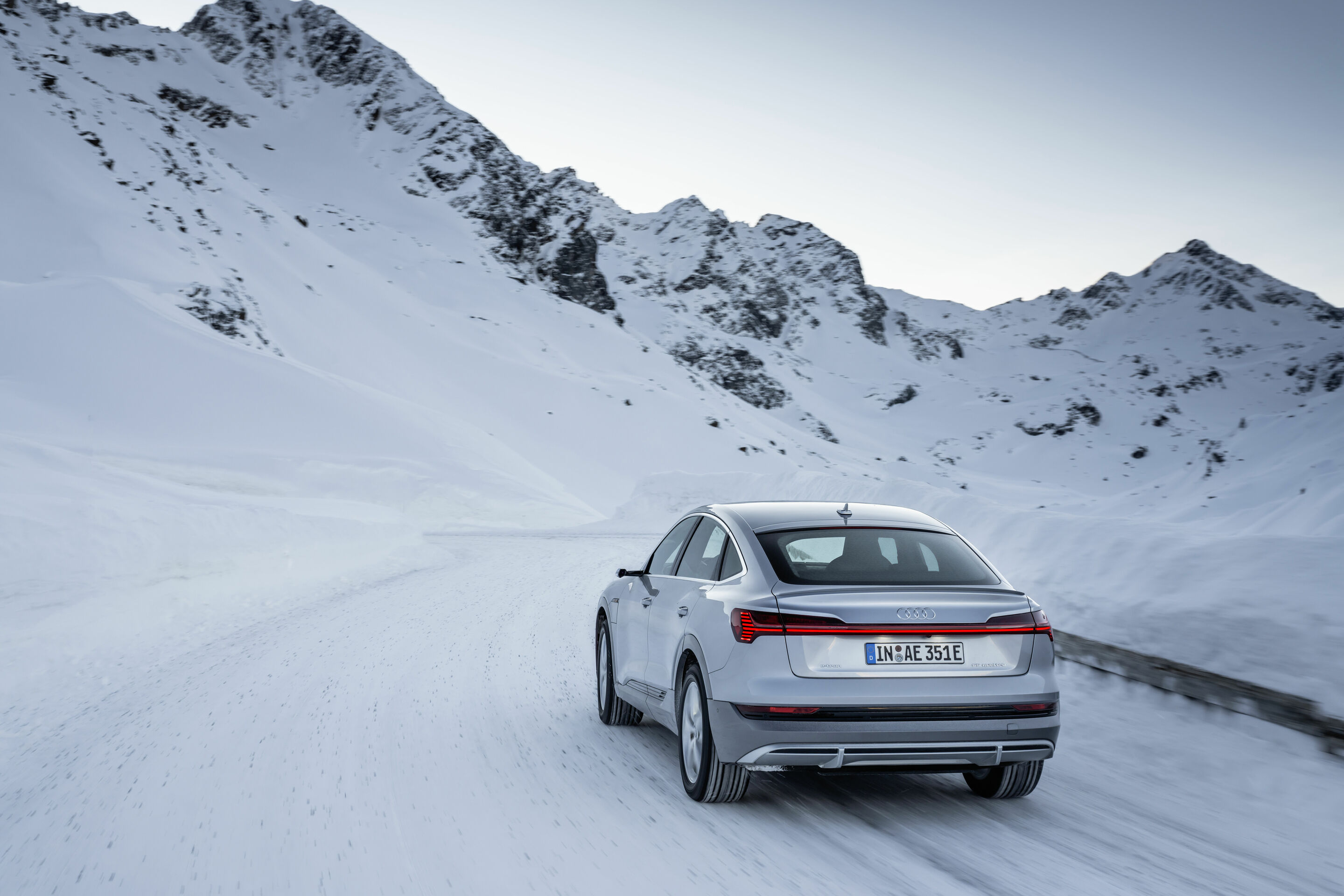 Audi e-tron Sportback 55 quattro - Fahraufnahme,
Farbe: Florettsilber