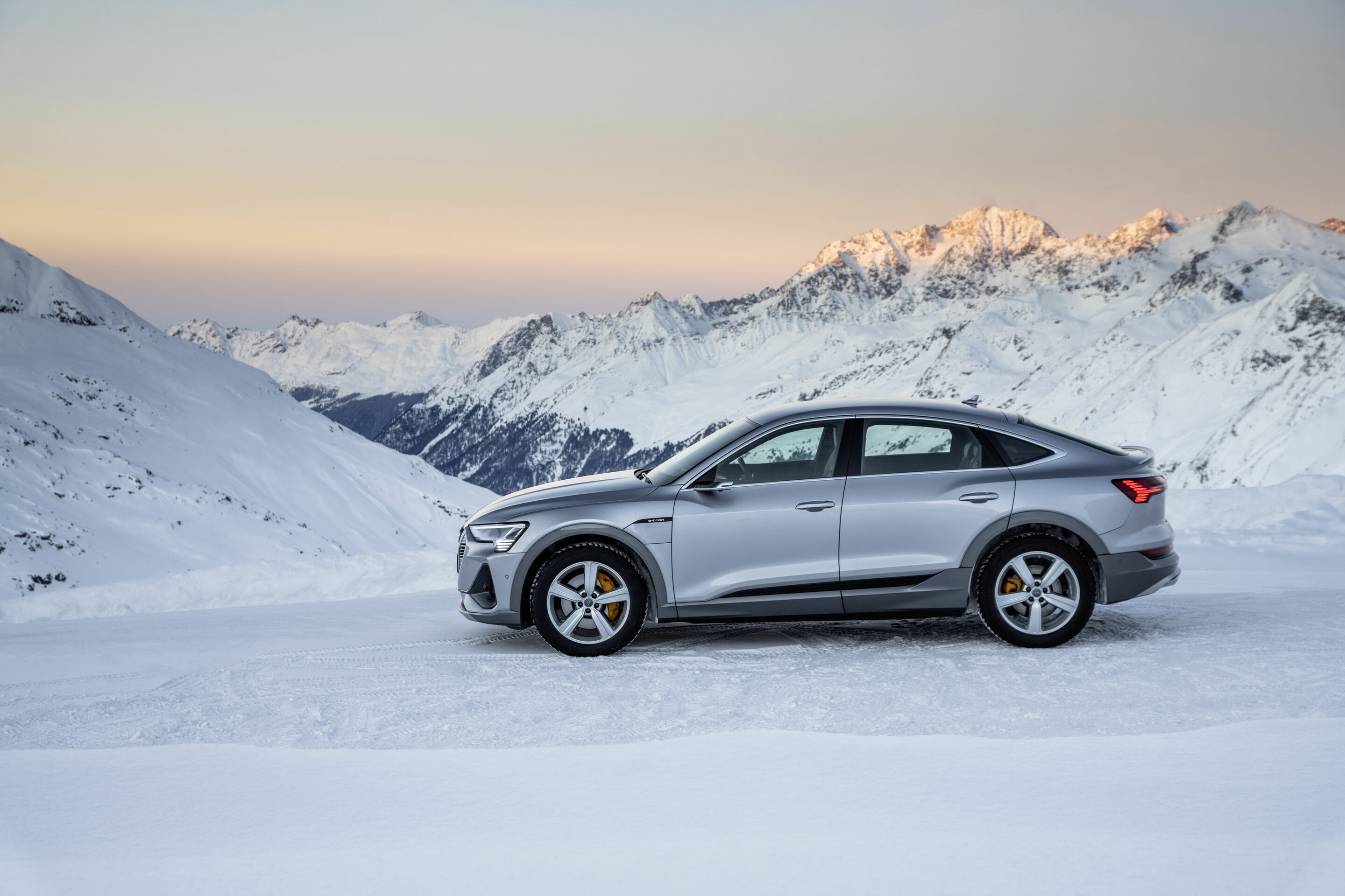Audi e-tron Sportback 55 quattro - Standaufnahme,
Farbe: Florettsilber