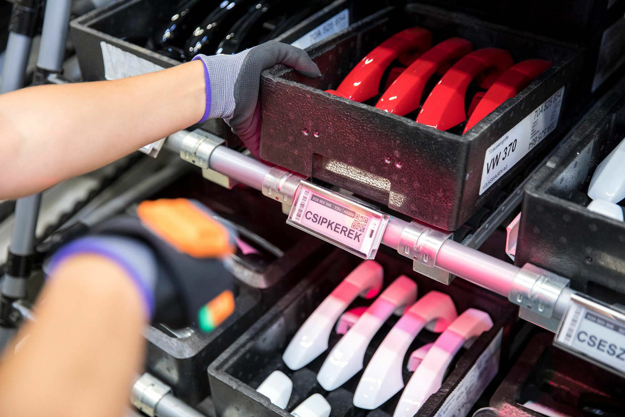 Digital shelf labeling - At the Audi plant in Györ, Hungary, the company tested digital shelf labeling in 2019 for the first time. Information can be displayed at short notice quickly, for a example if a part is out of stock and is to be replaced with...