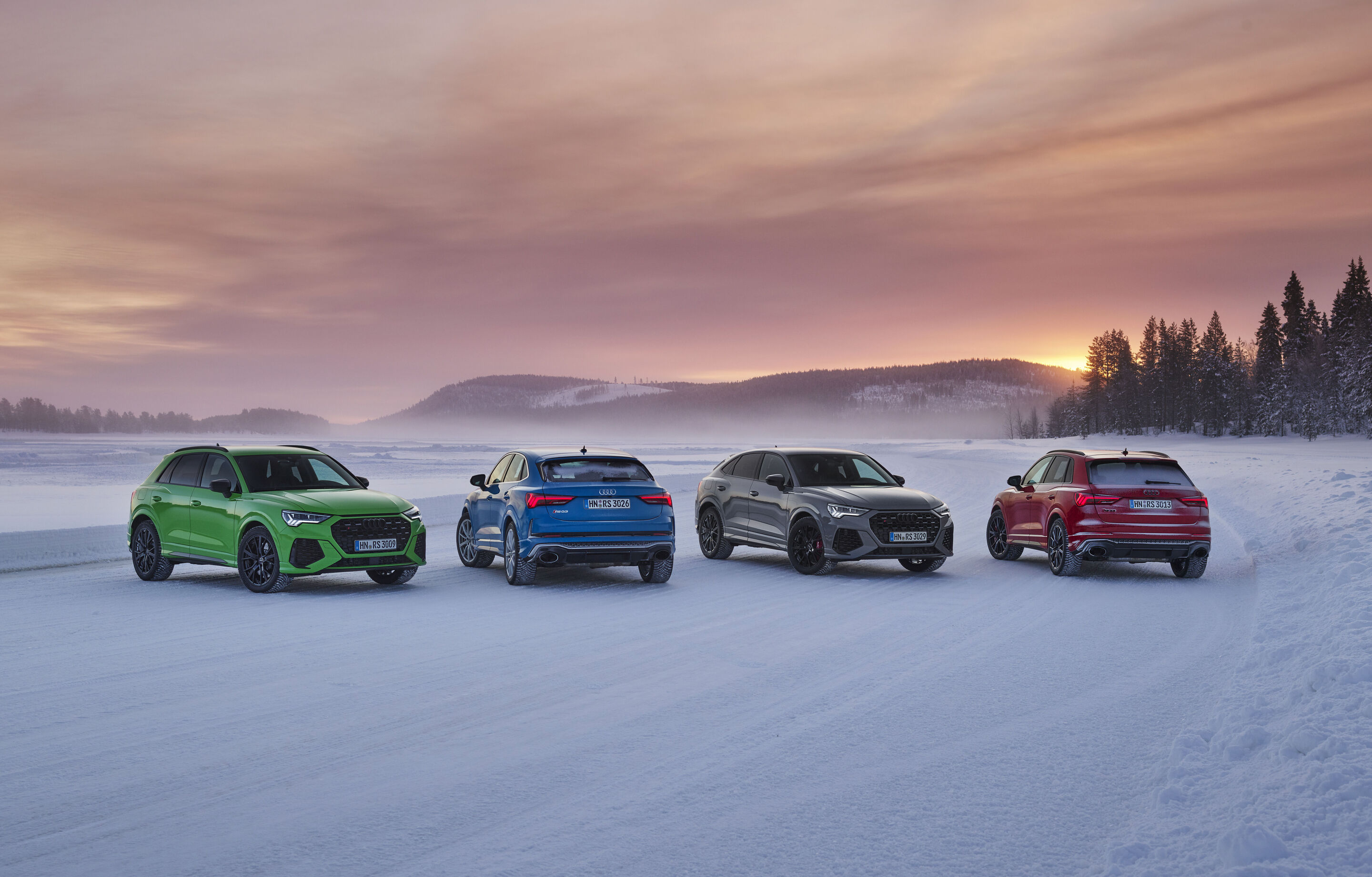 Audi RS Q3 / Audi RS Q3 Sportback (bis 2025) - Standaufnahme
Farbe: Kyalamigrün, Turboblau, Nardograu, Tangorot