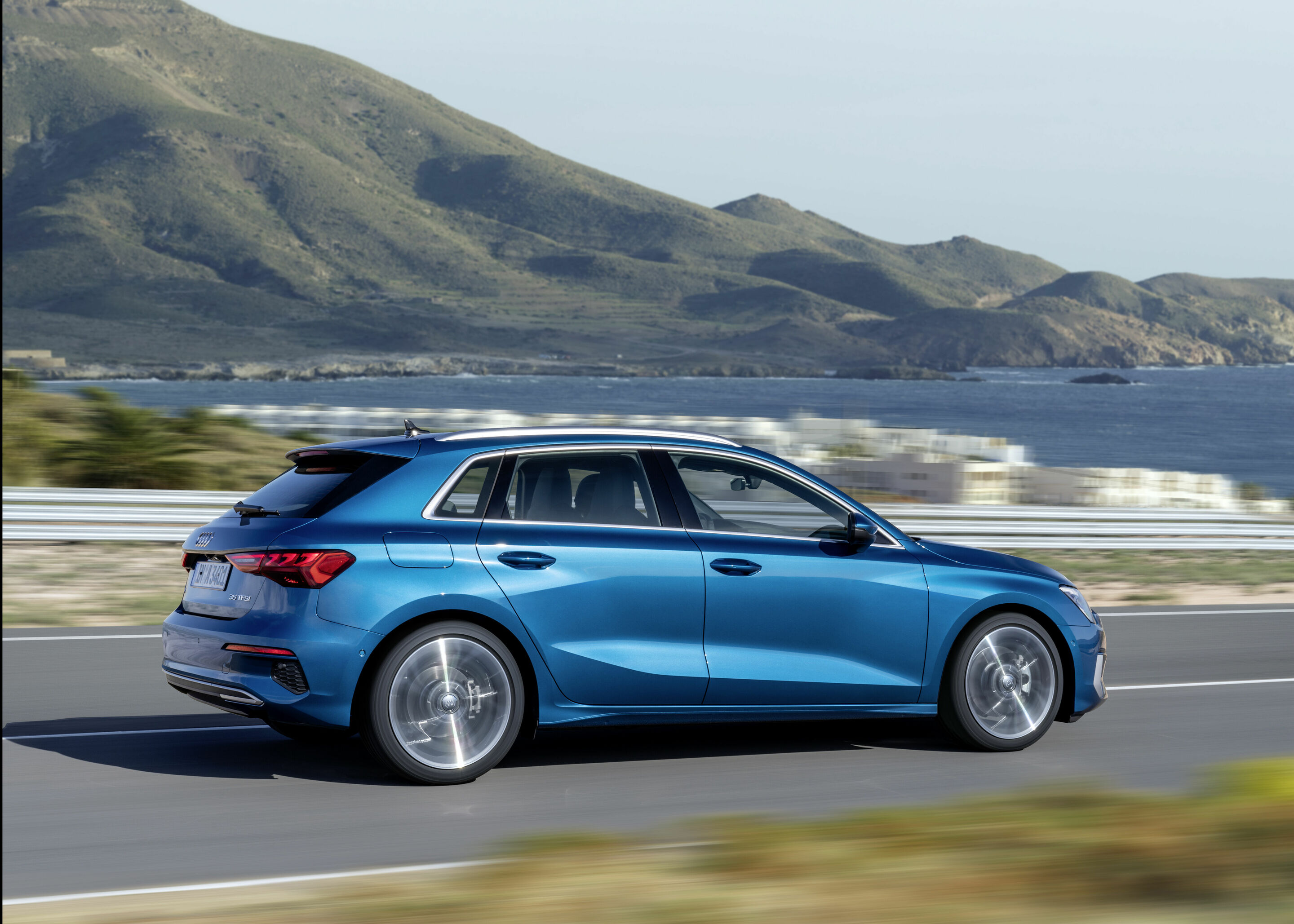 Audi A3 Sportback - Fahraufnahme,
Farbe: Atollblau
