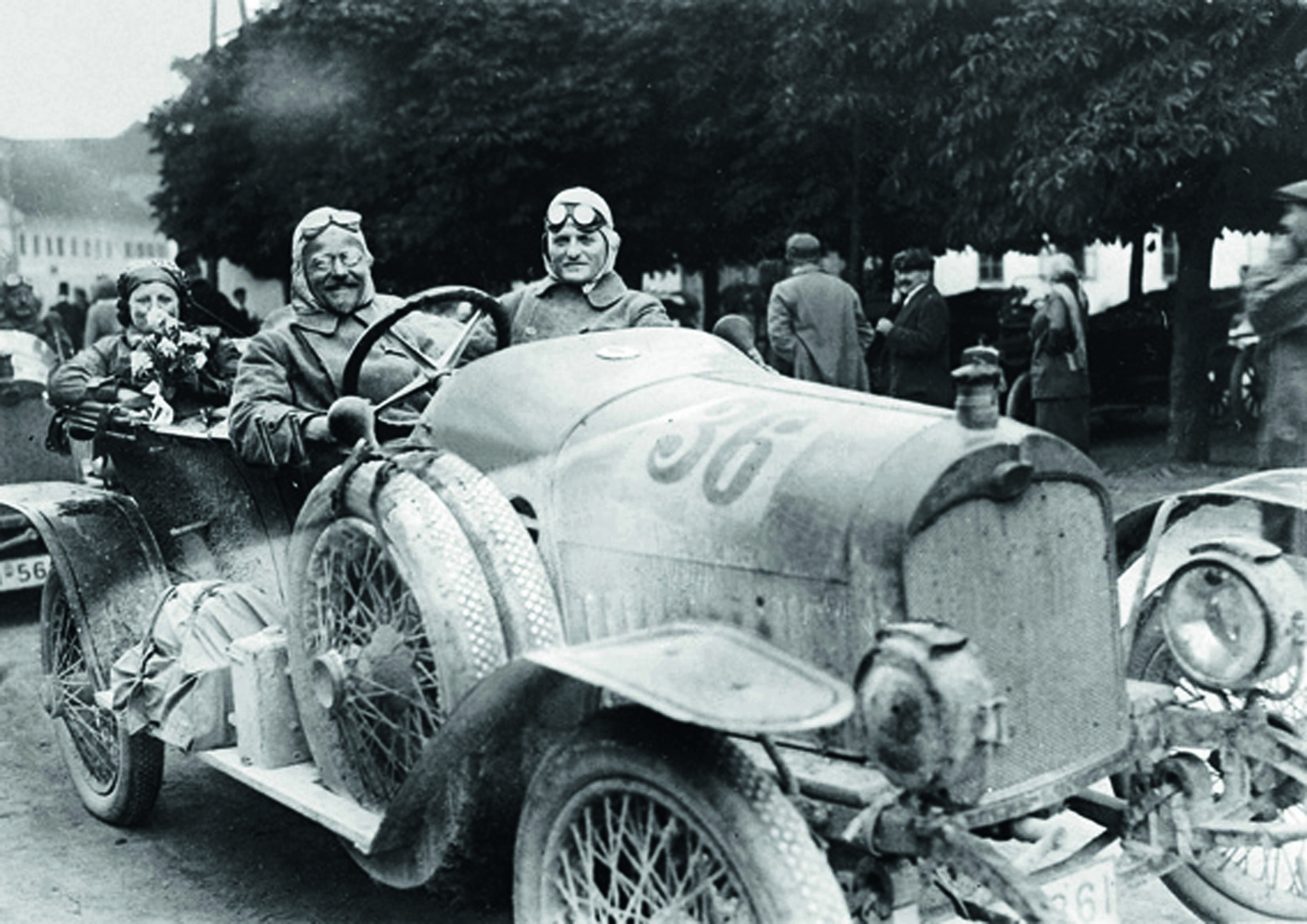 Jubiläumsmagazin Motorsport - August Horch mit dem Audi Typ C siegreich bei der Österreichischen Alpenfahrt.