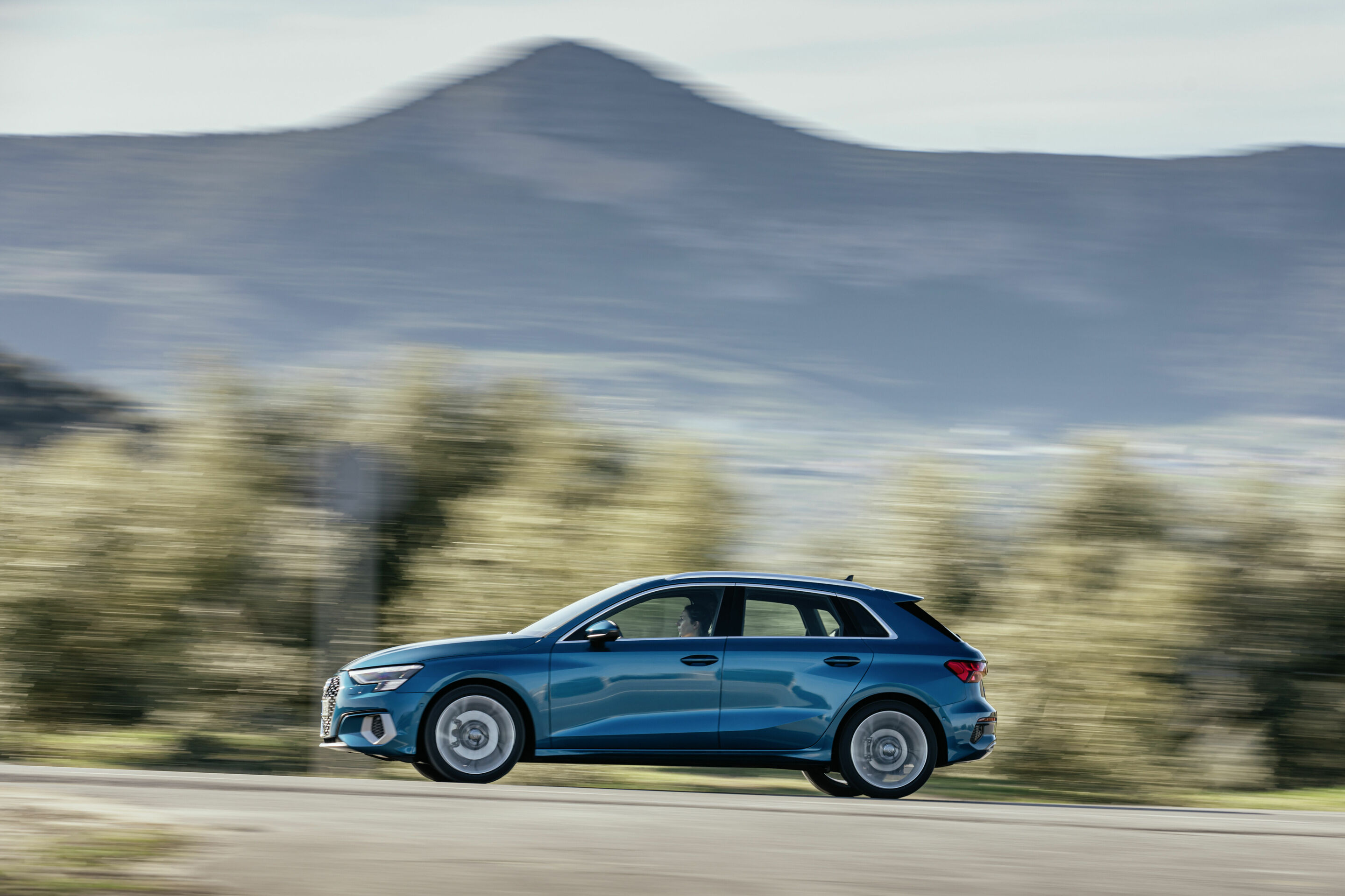 Audi A3 Sportback - Fahraufnahme,
Farbe: Atollblau