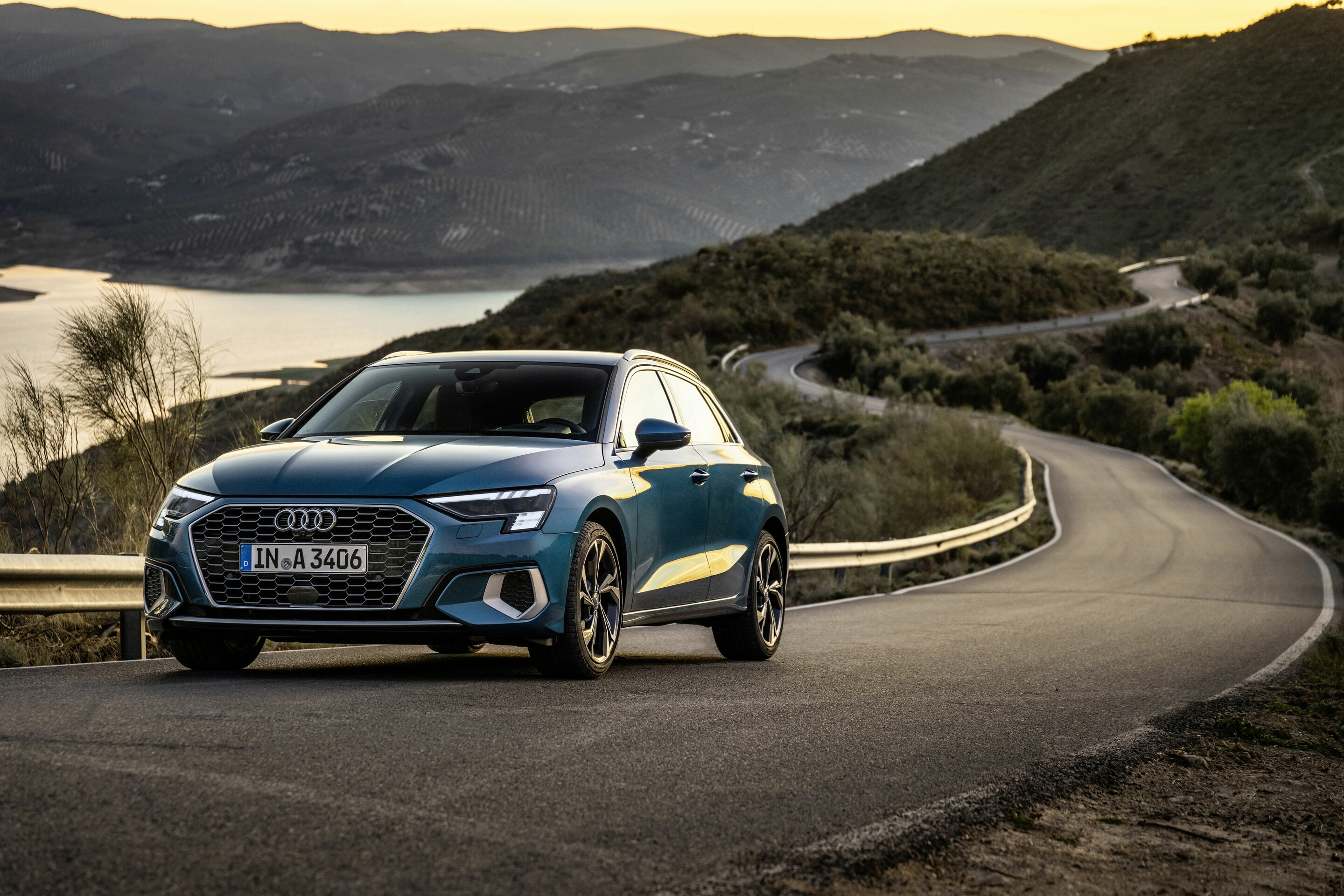 Audi A3 Sportback - Fahraufnahme,
Farbe: Atollblau